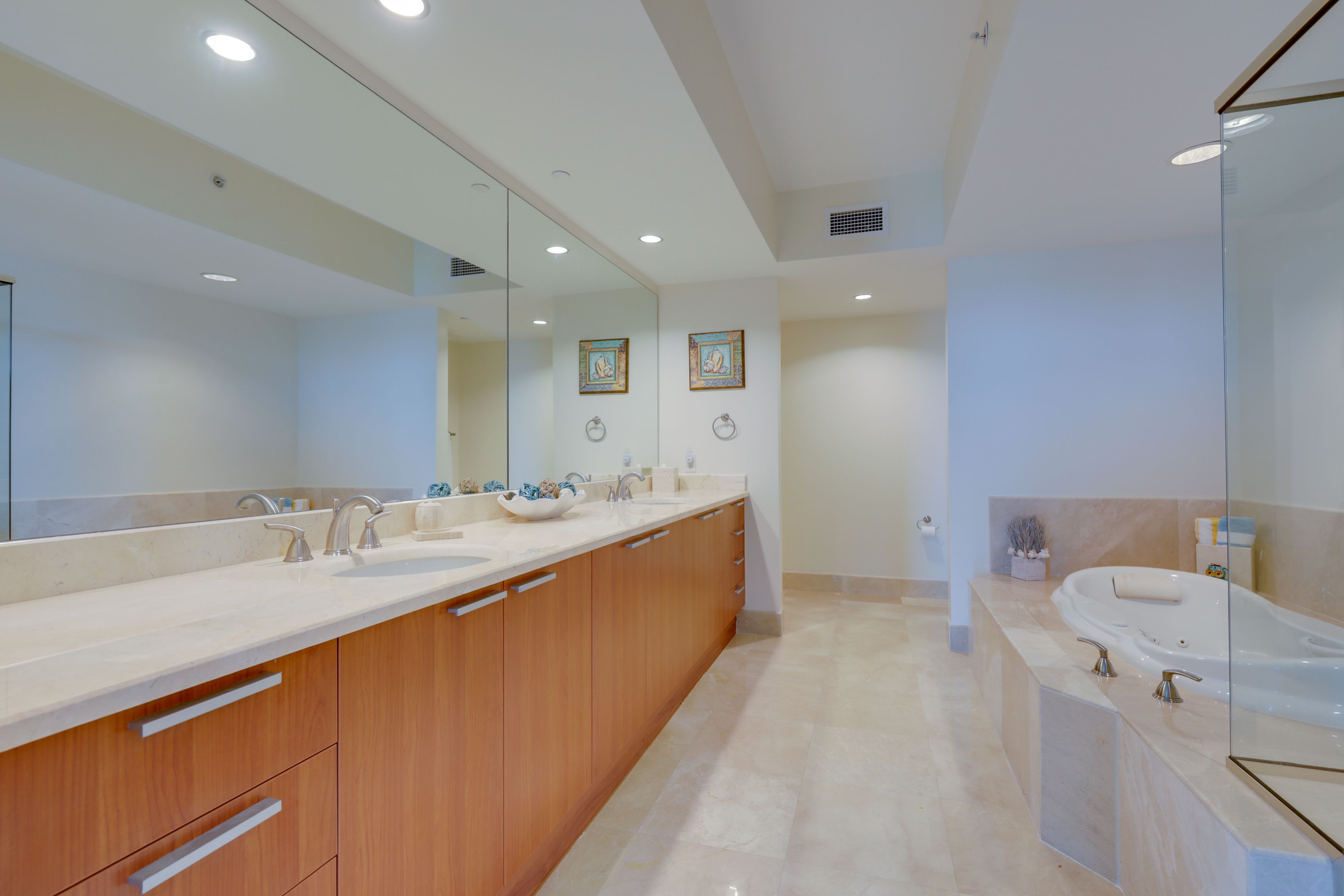 En-Suite Bathroom | Linens & Towels
