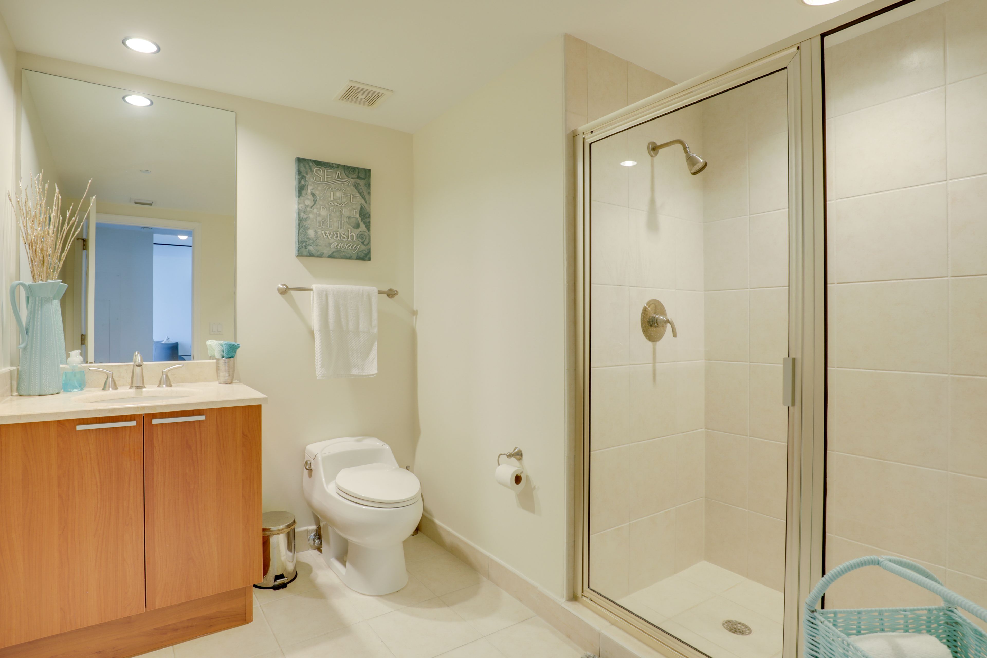 Full Bathroom | Complimentary Toiletries | Hair Dryer