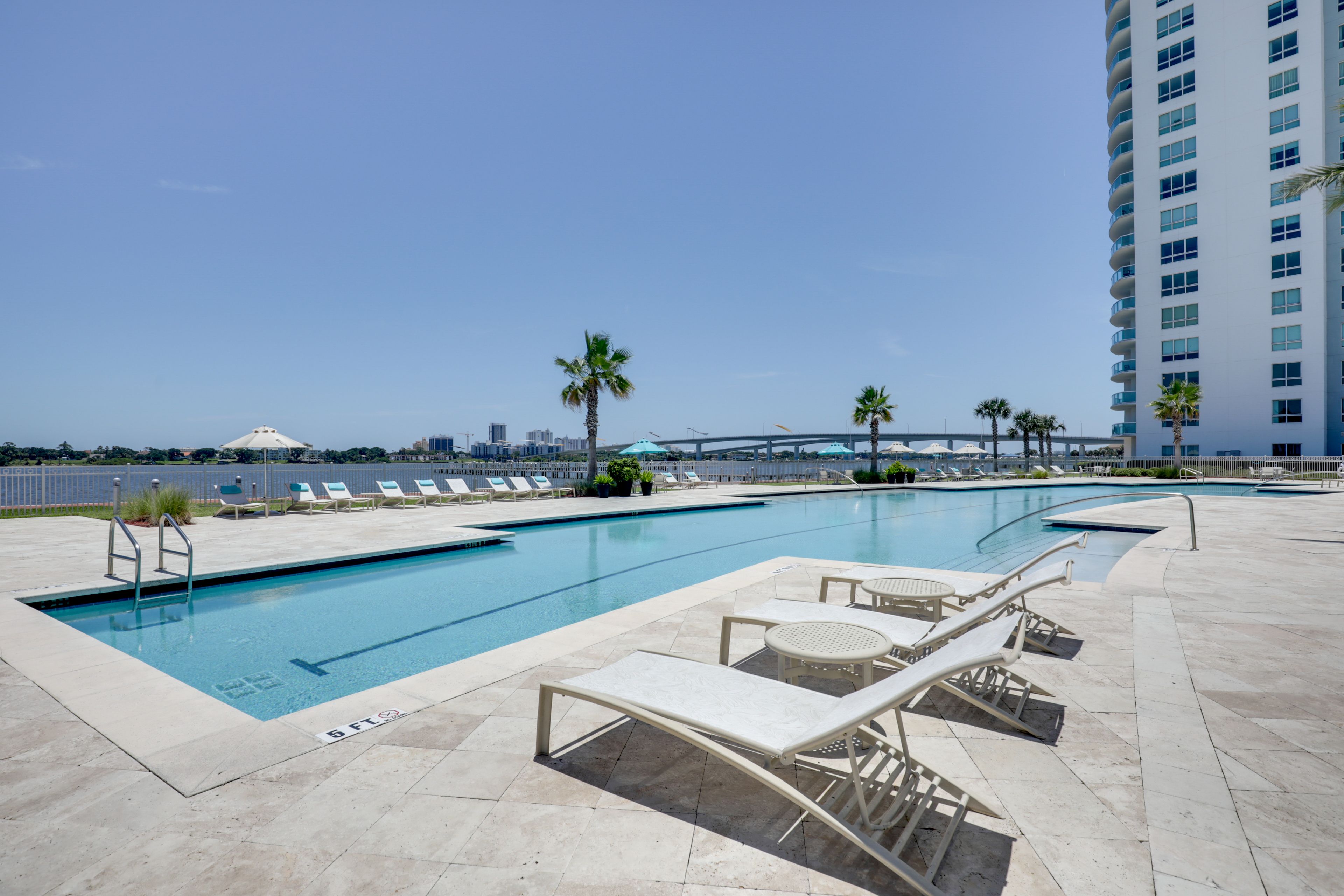 Community Amenities | Outdoor Pool