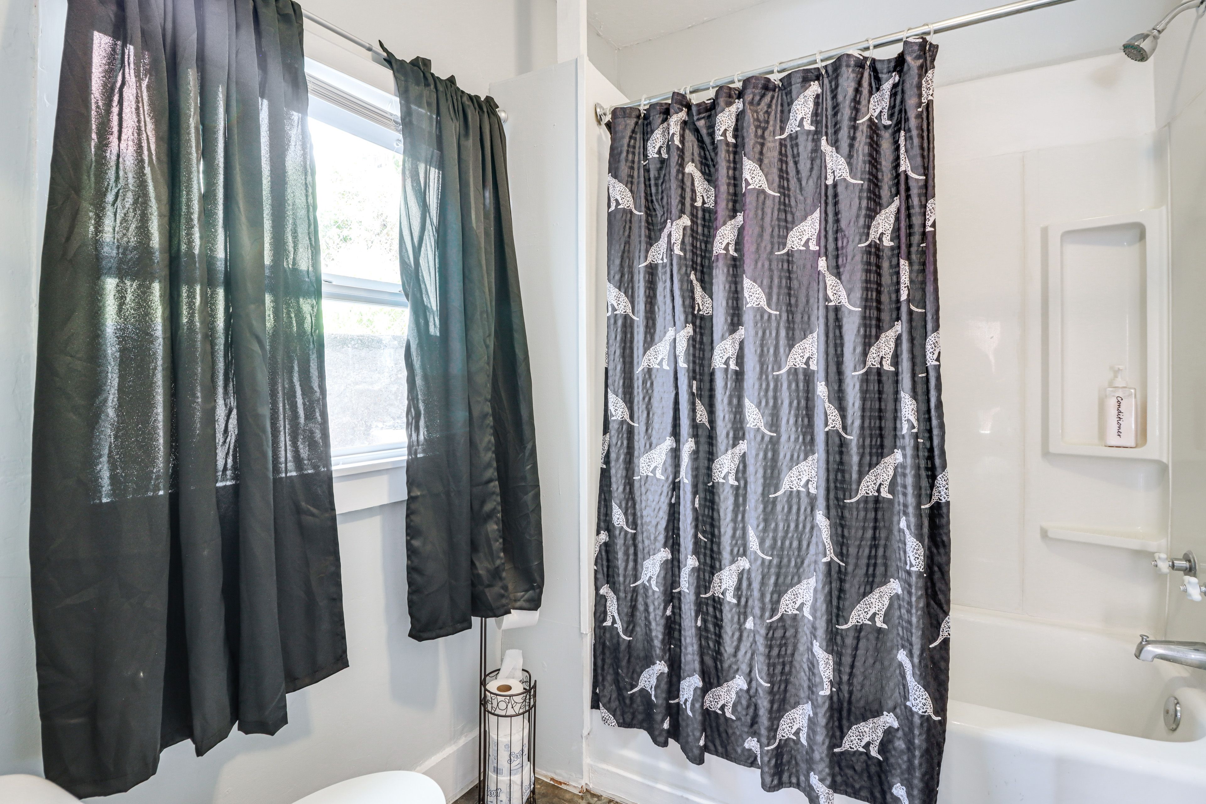 Full Bathroom | Towels & Linens Provided