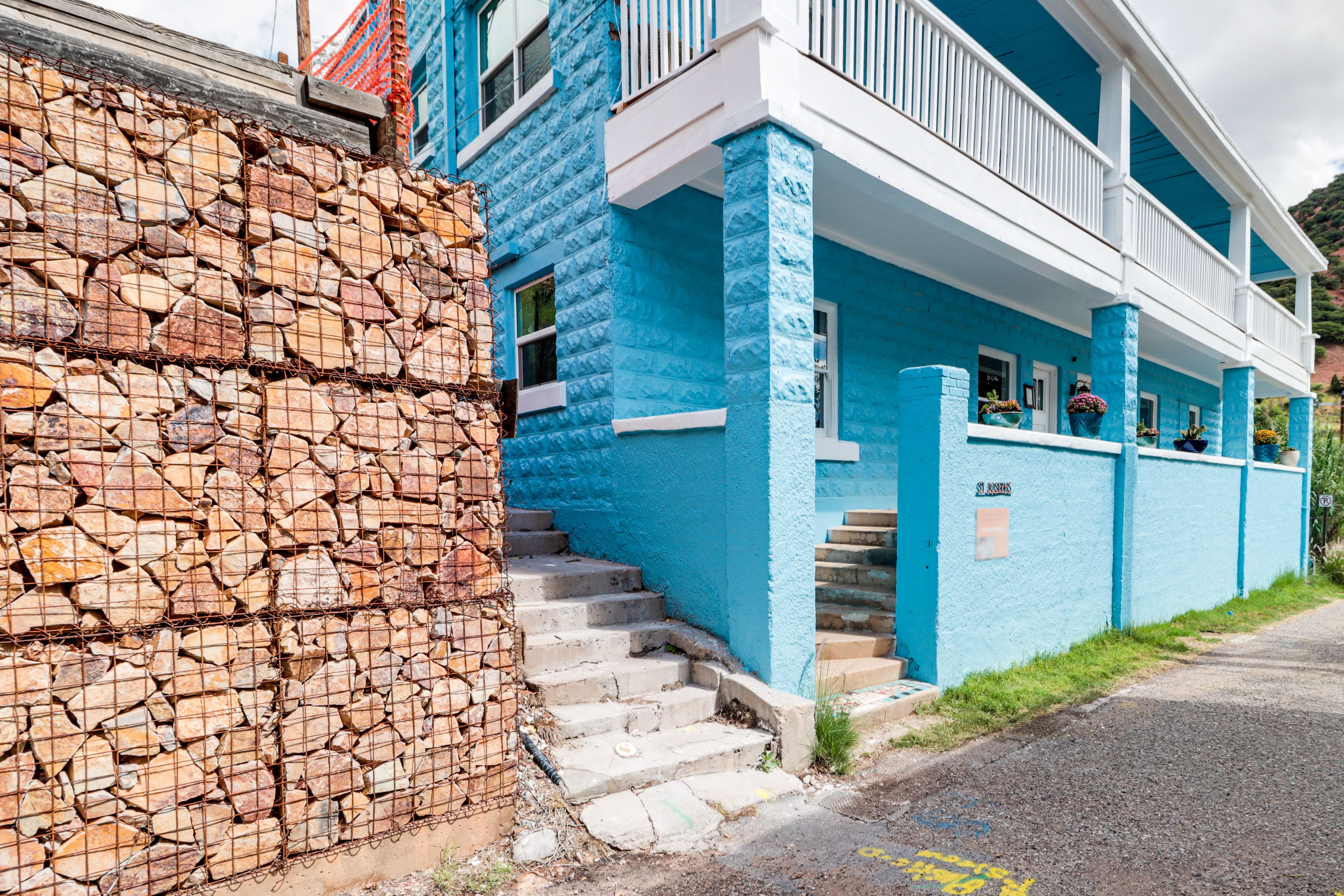 Exterior | Street Parking & Nearby Lots