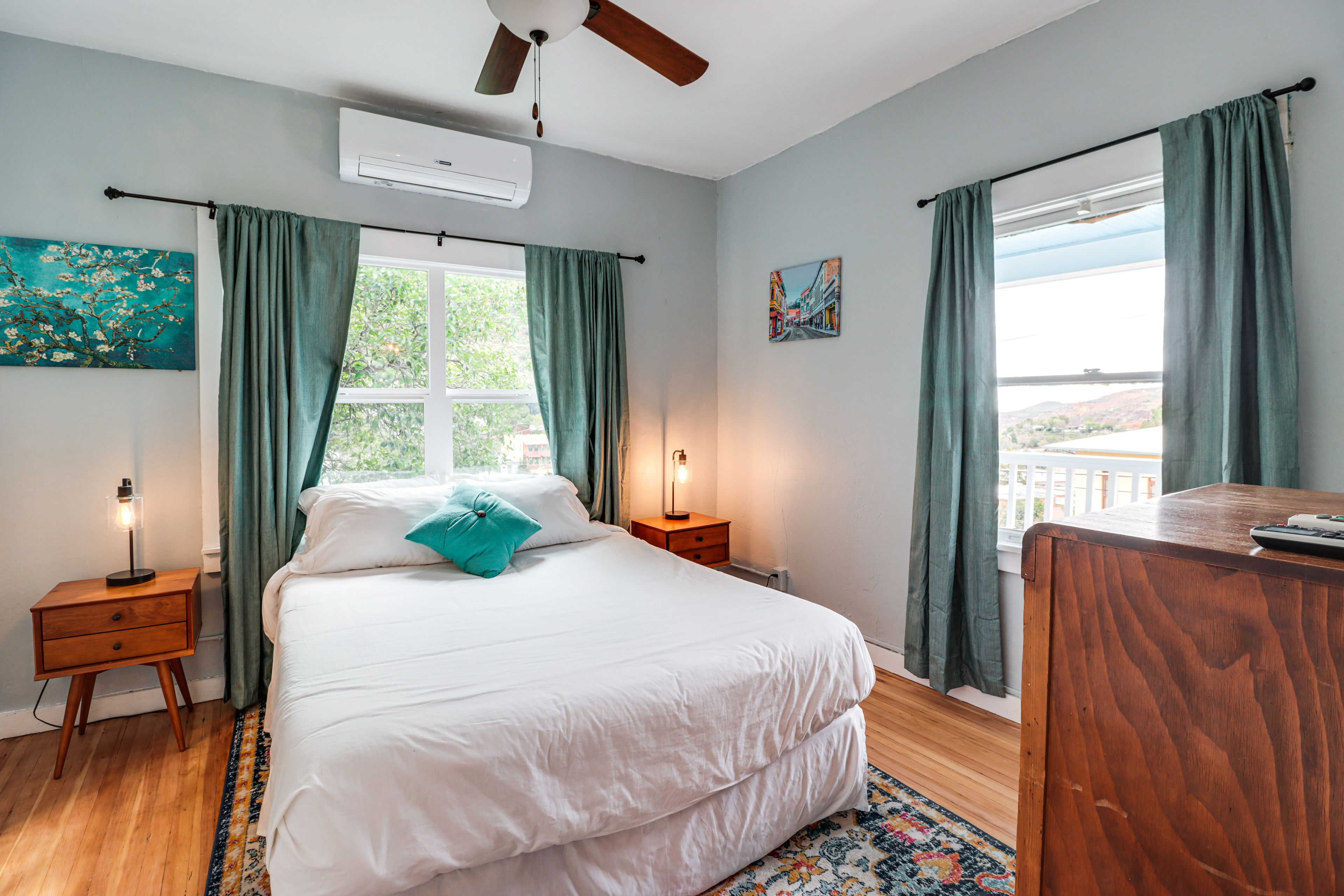 Bedroom 1 | Queen Bed
