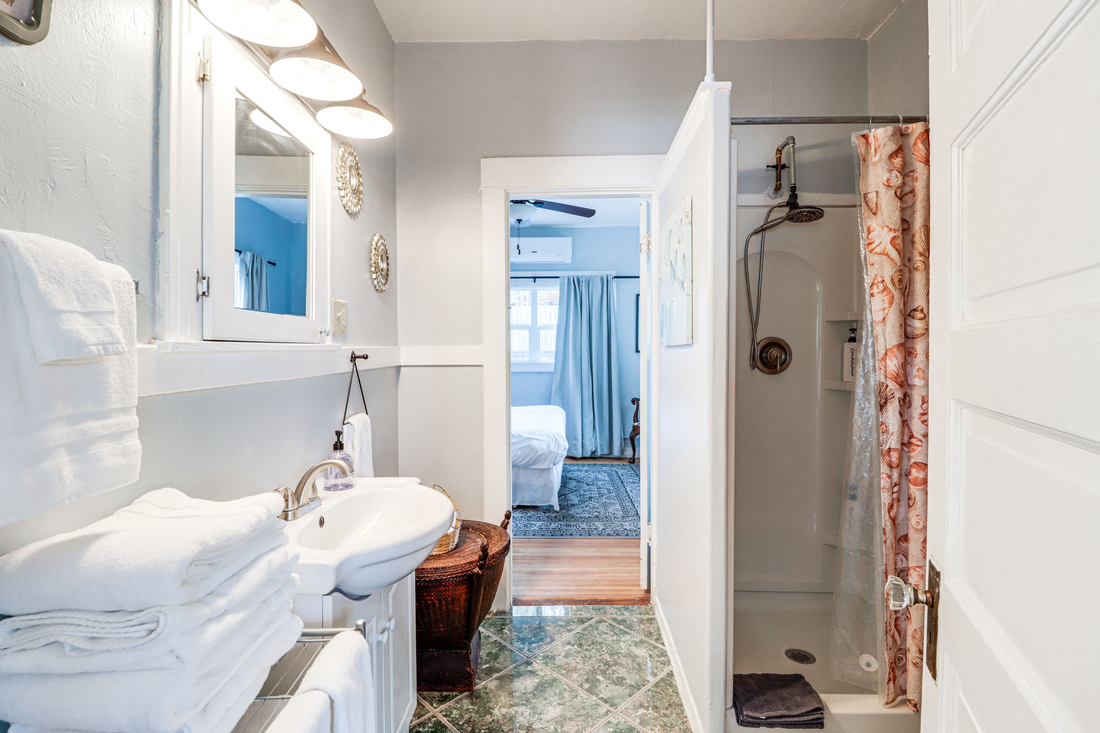 Jack-n-Jill Full Bathroom | Towels & Linens Provided