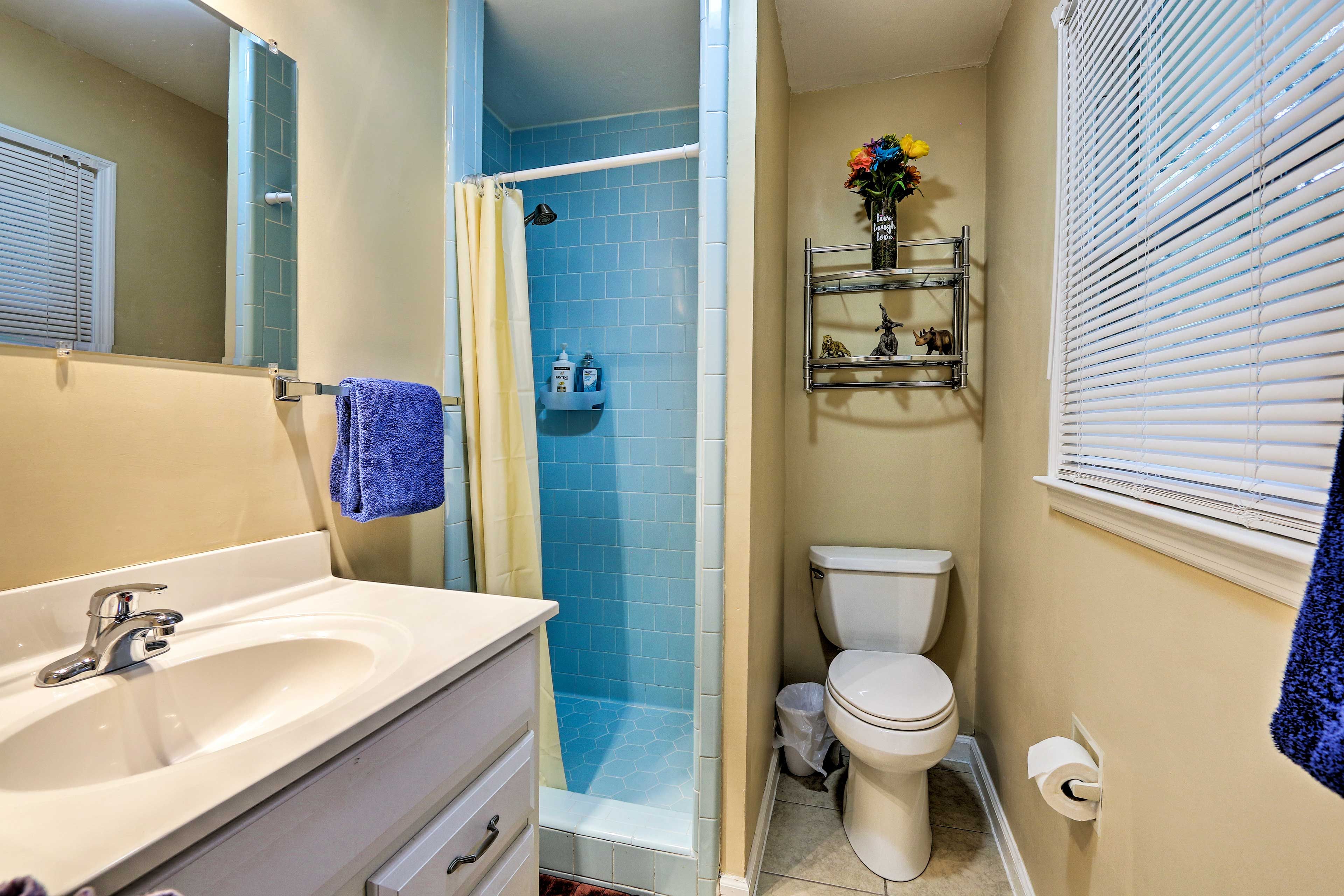 Full Bathroom | 2nd Floor | Complimentary Toiletries | Hair Dryer