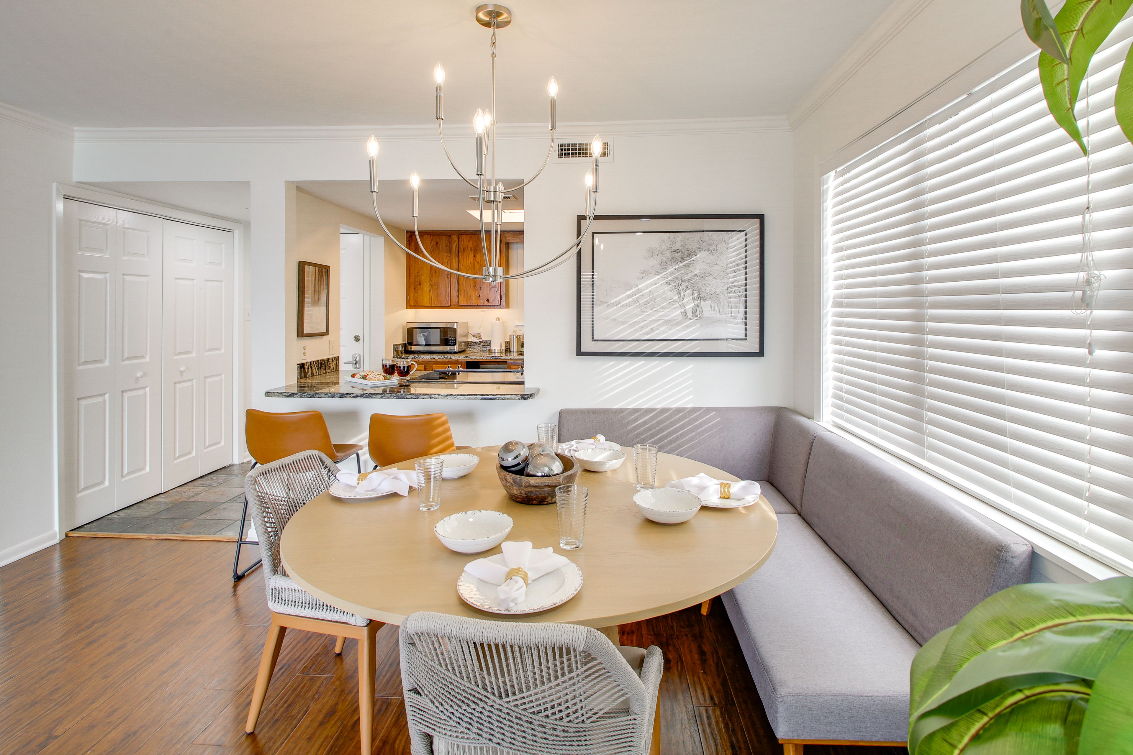 Dining Area | Dishware/Flatware Available