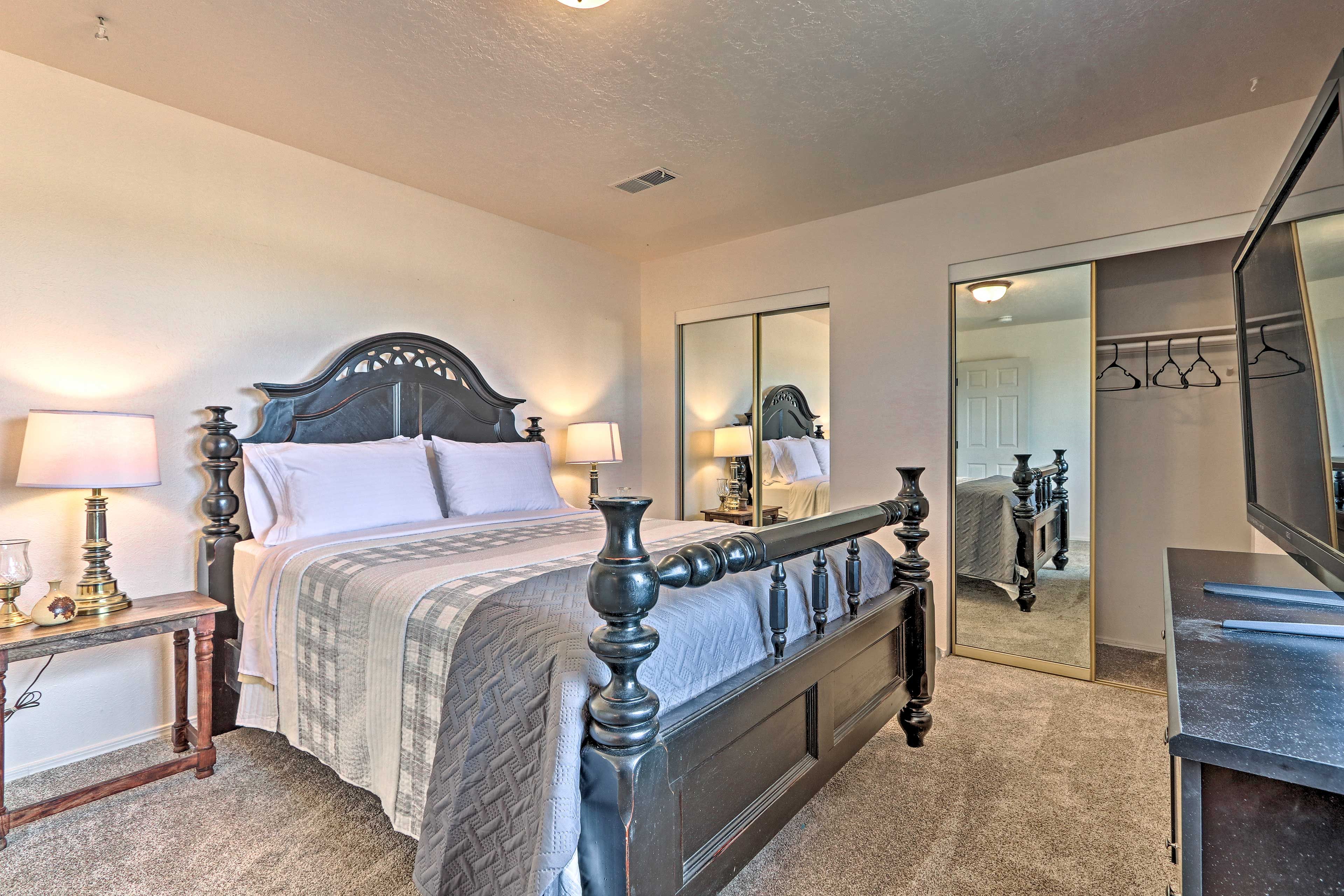 Bedroom 2 | Queen Bed