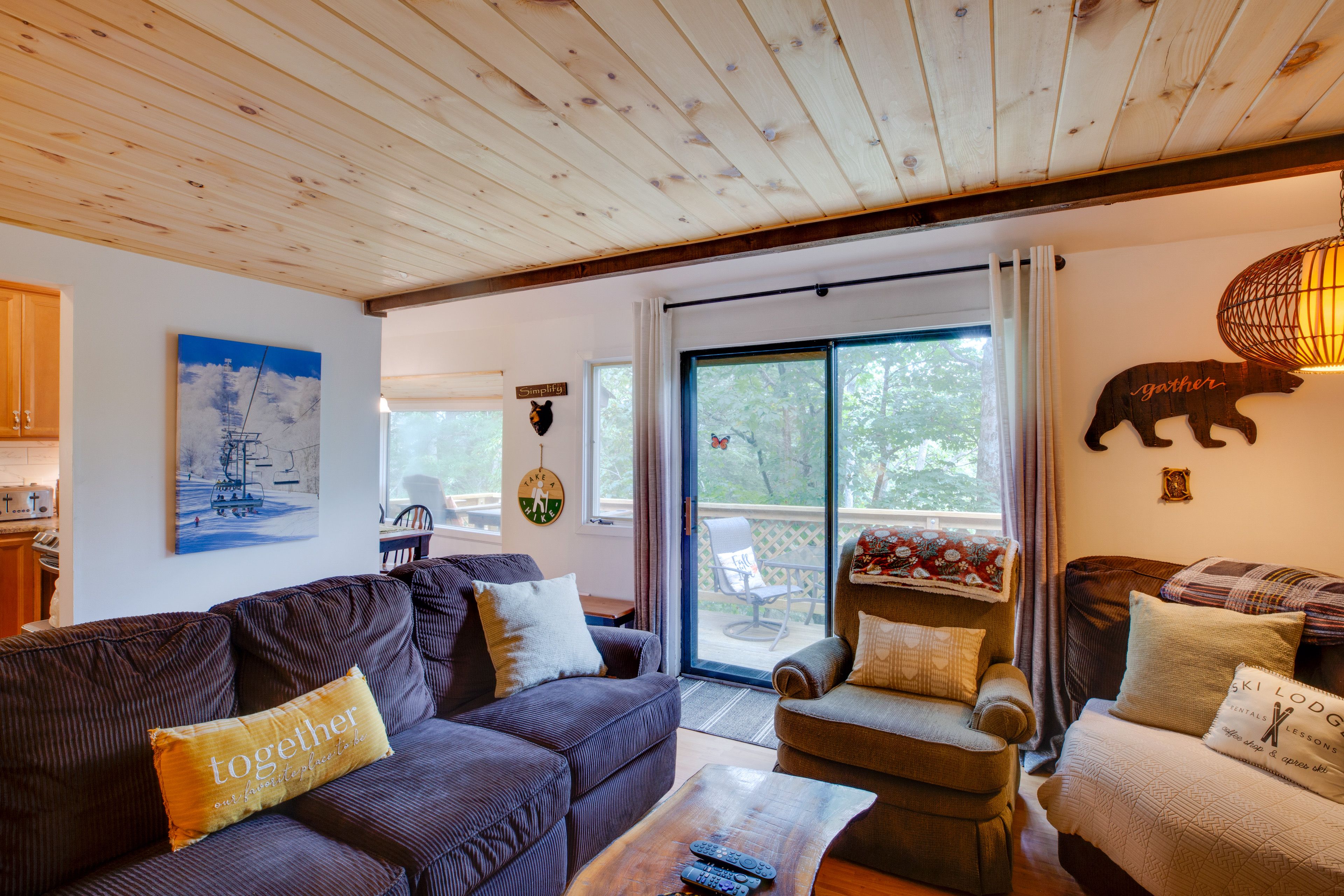 Living Room | Free WiFi | Smart TV | 1st Floor