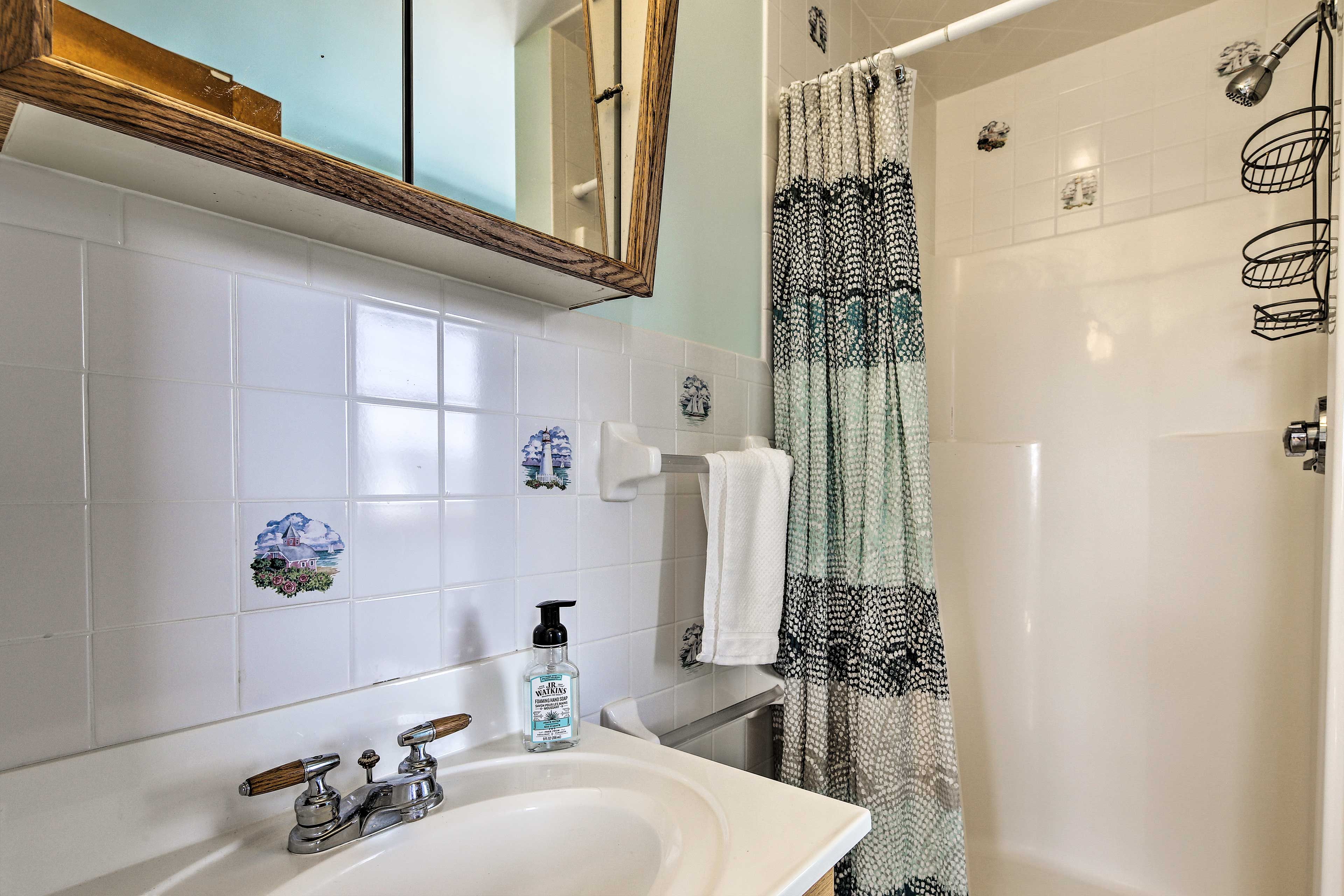 Full Bathroom | Towels & Linens Provided