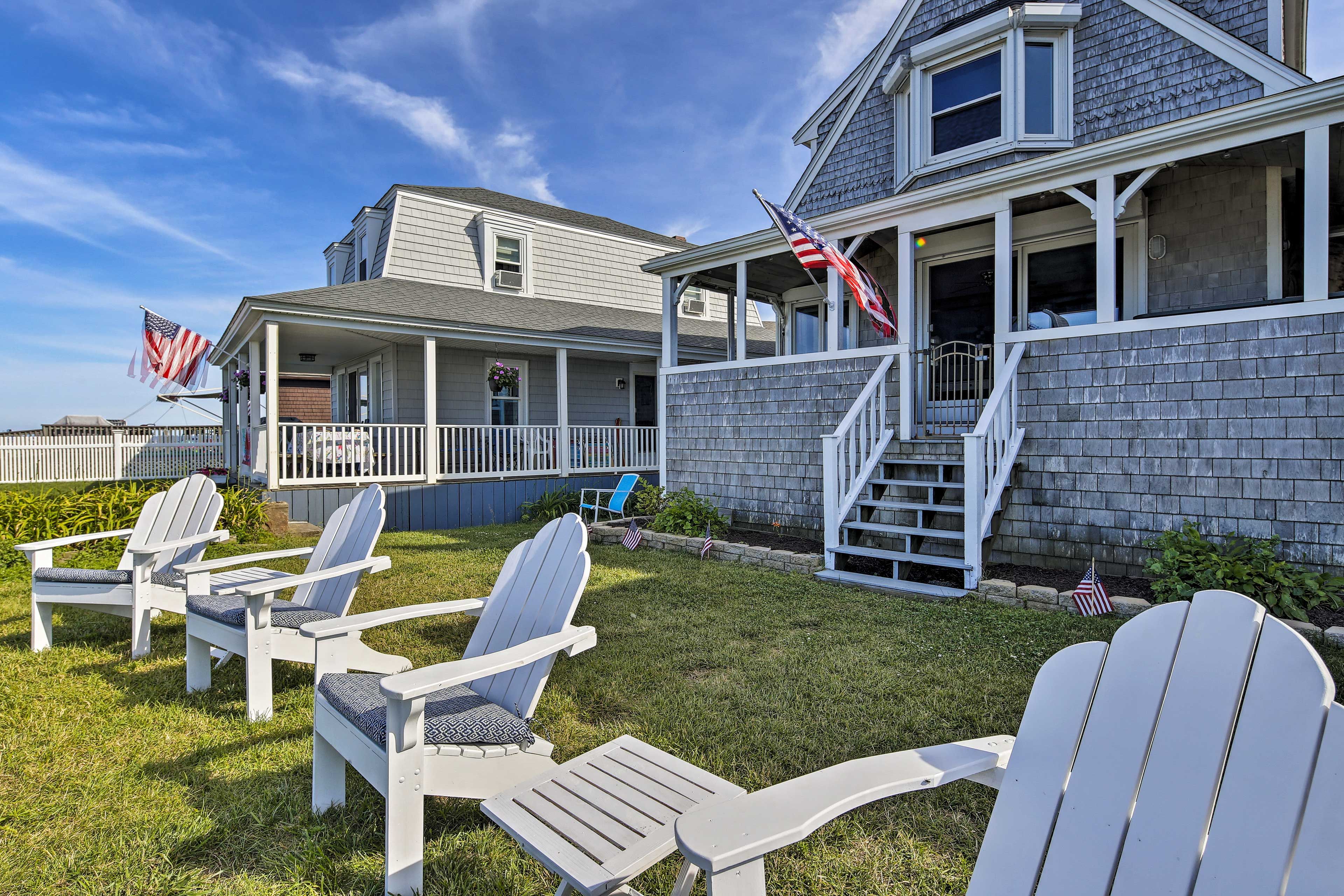Private Yard w/ Seating