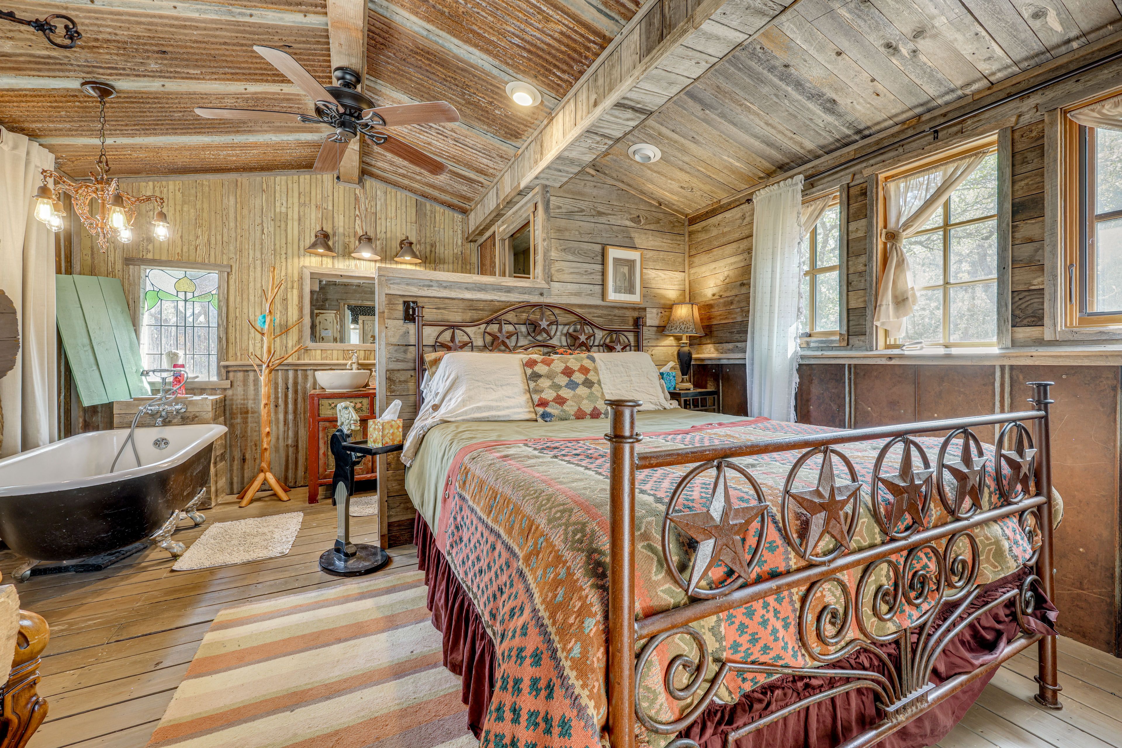 Bedroom 1 | Queen Bed | 1st Floor