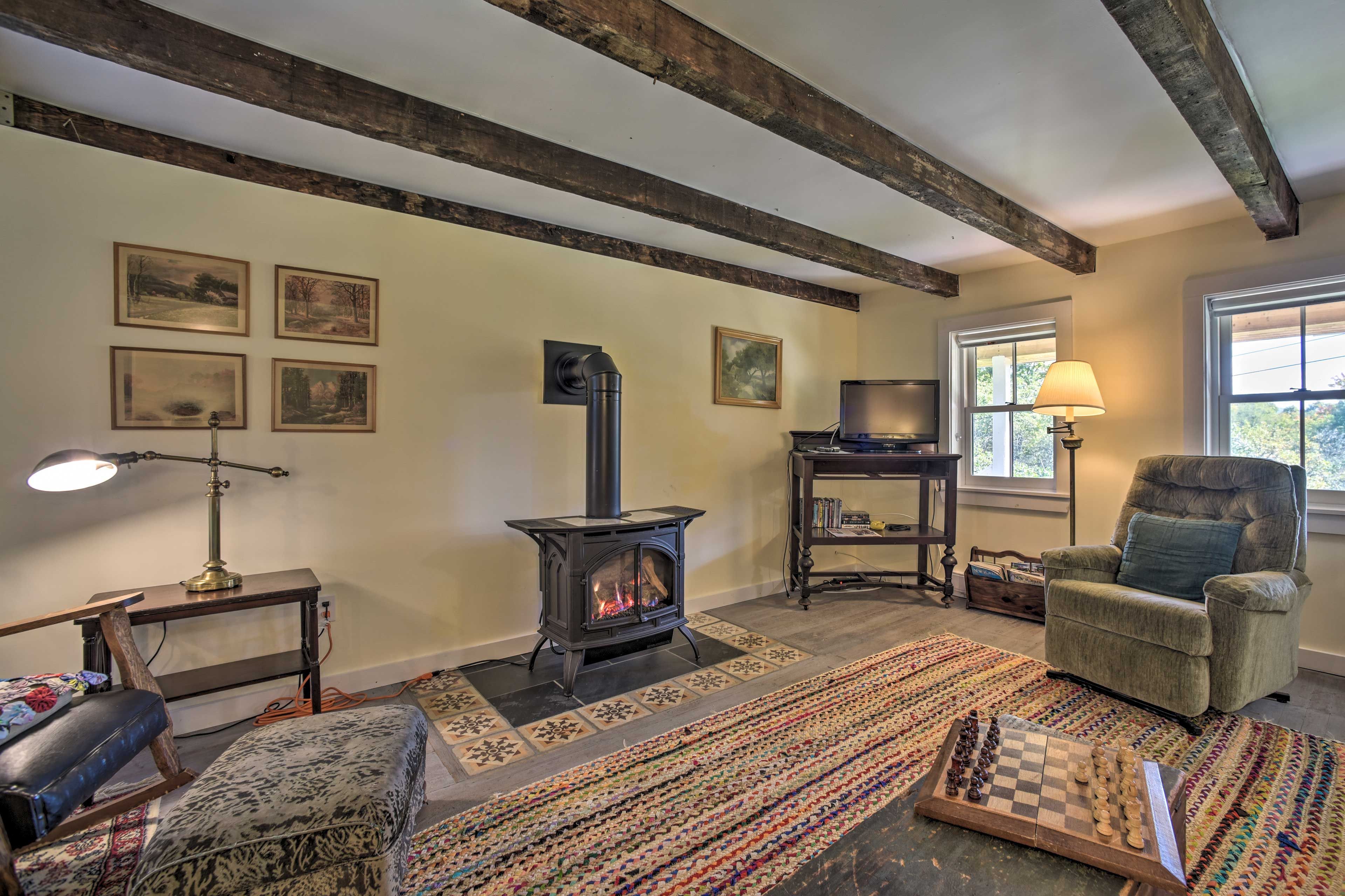 Living Room | Flat-Screen TV | Gas Fireplace