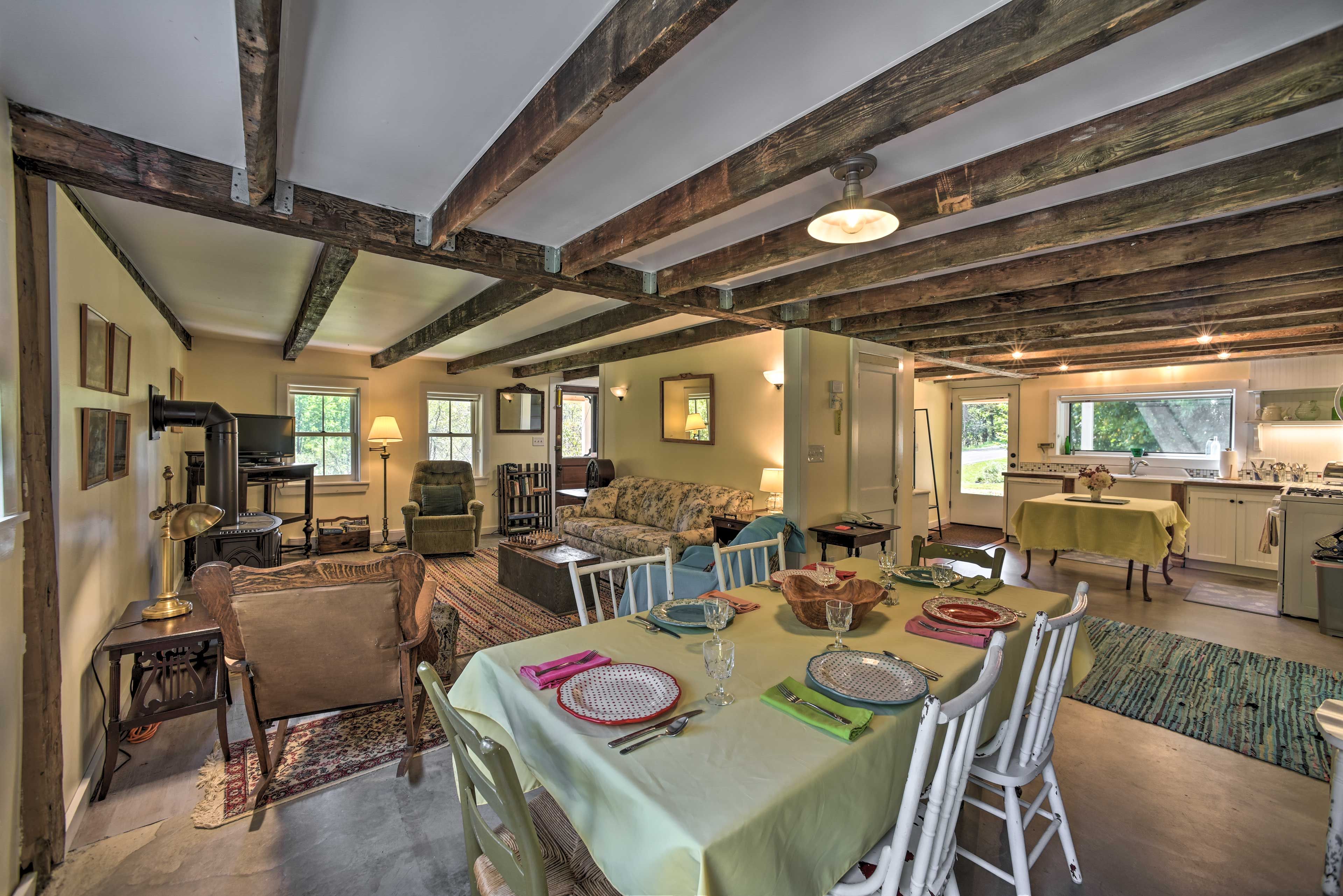 Dining Area | Dishware/Flatware Available