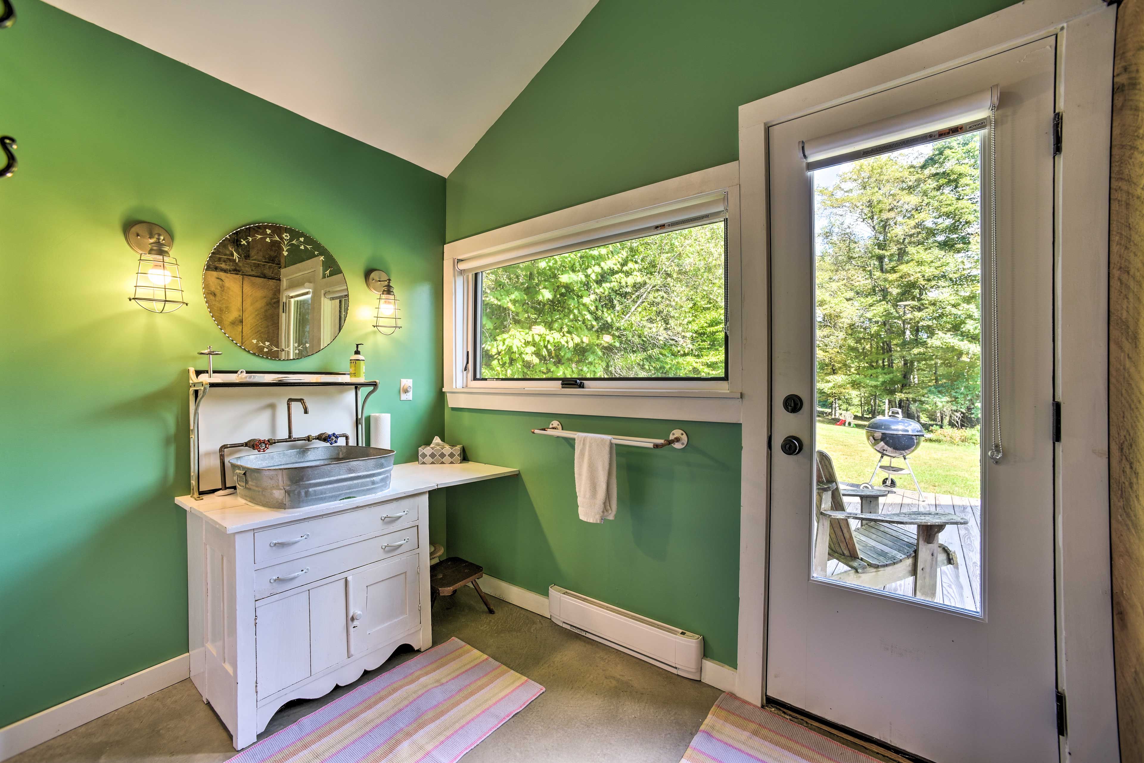 Full Bathroom | Towels Provided