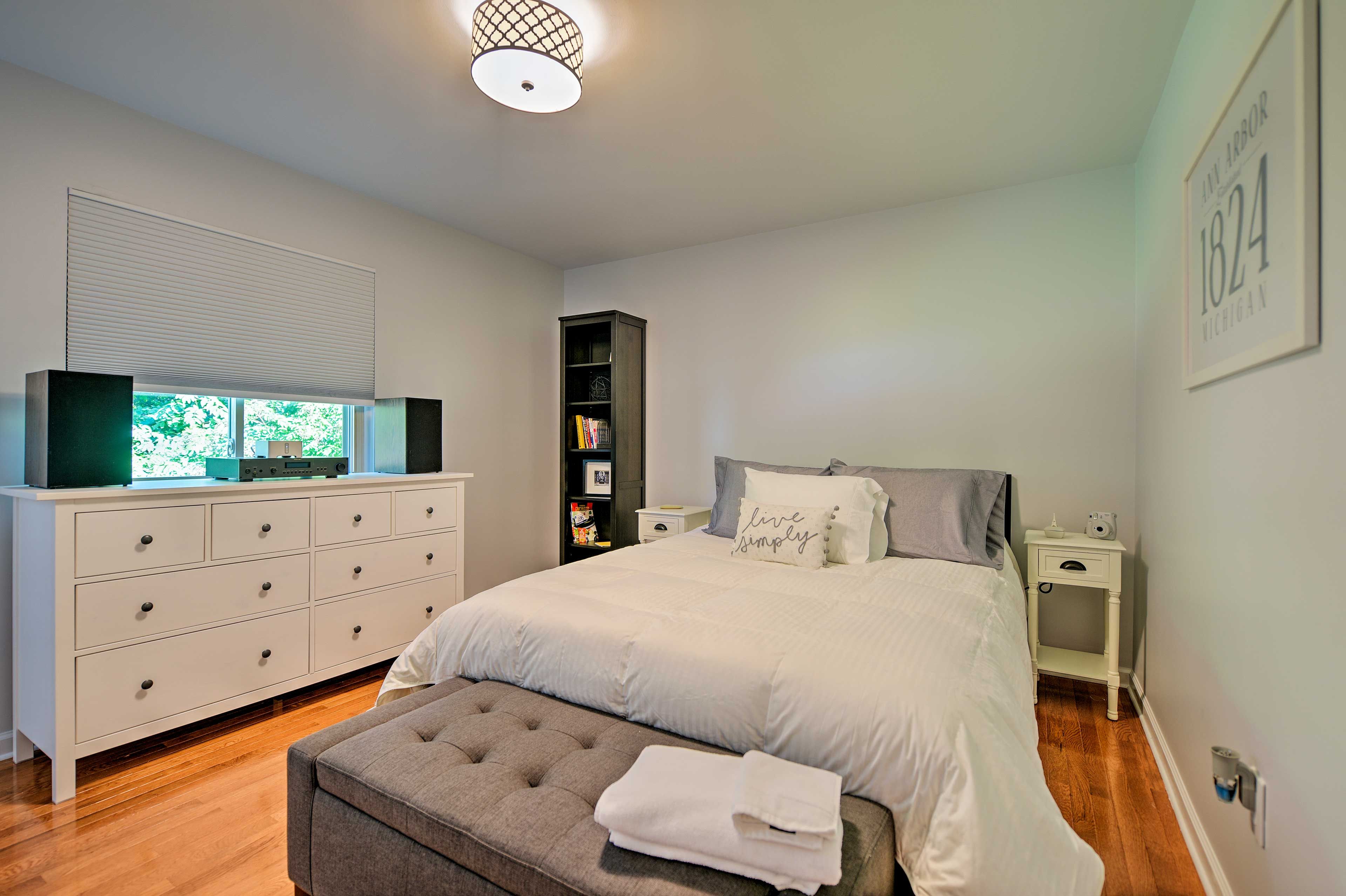 Bedroom 2 | Queen Bed
