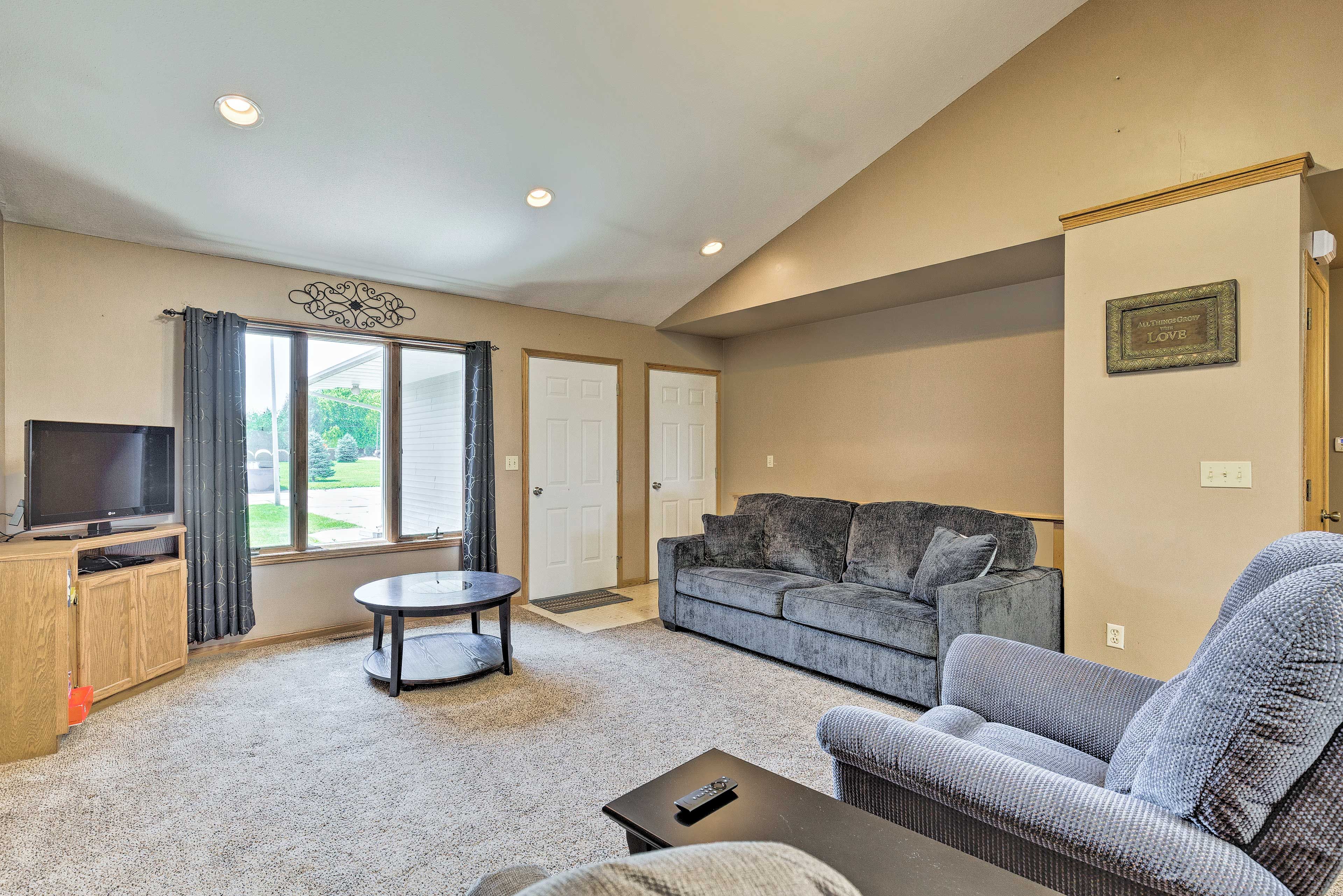 Living Room | TV w / Firestick | A/C | Free WiFi