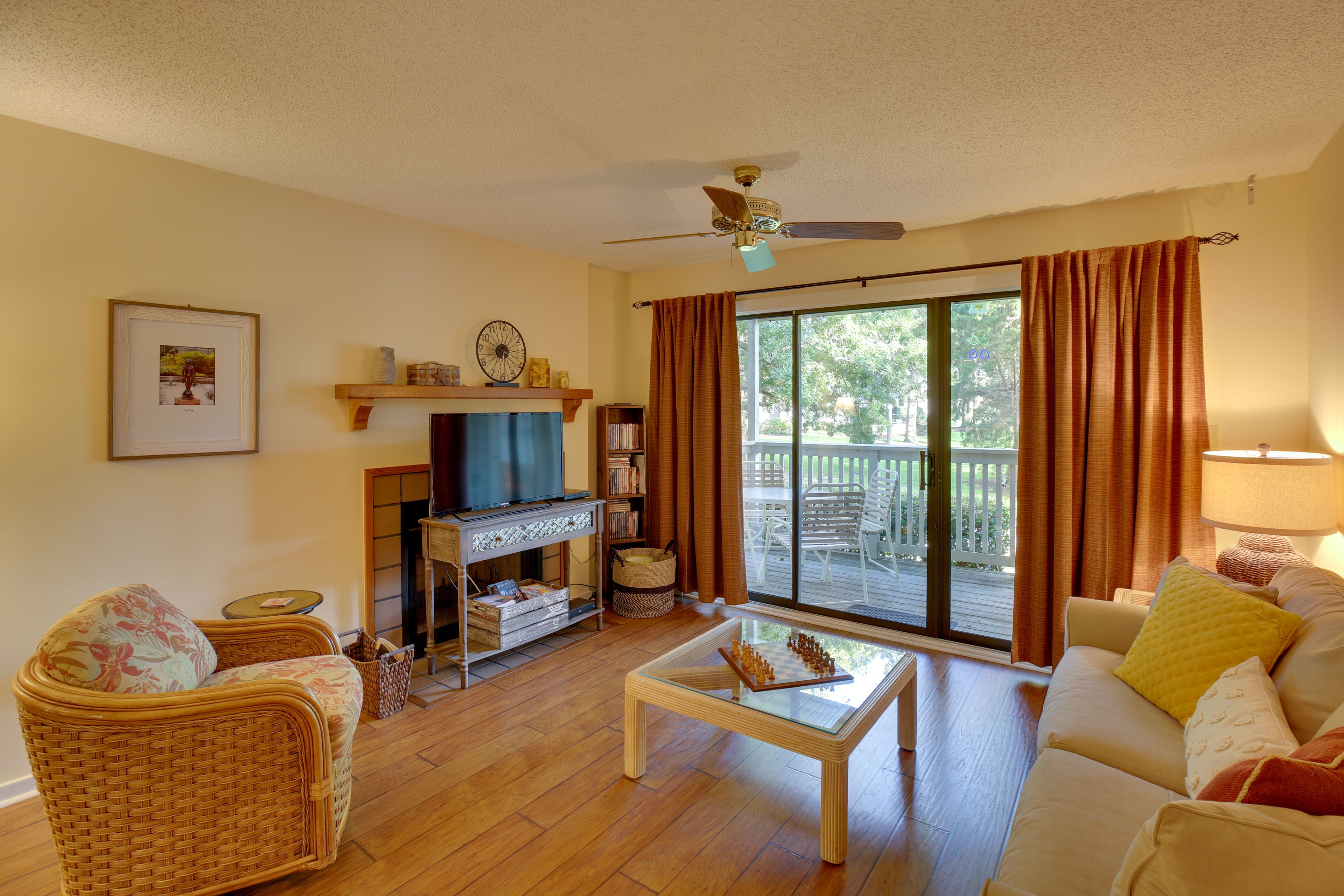 Living Room | Free WiFi | Flat-Screen TV w/ DVD Player