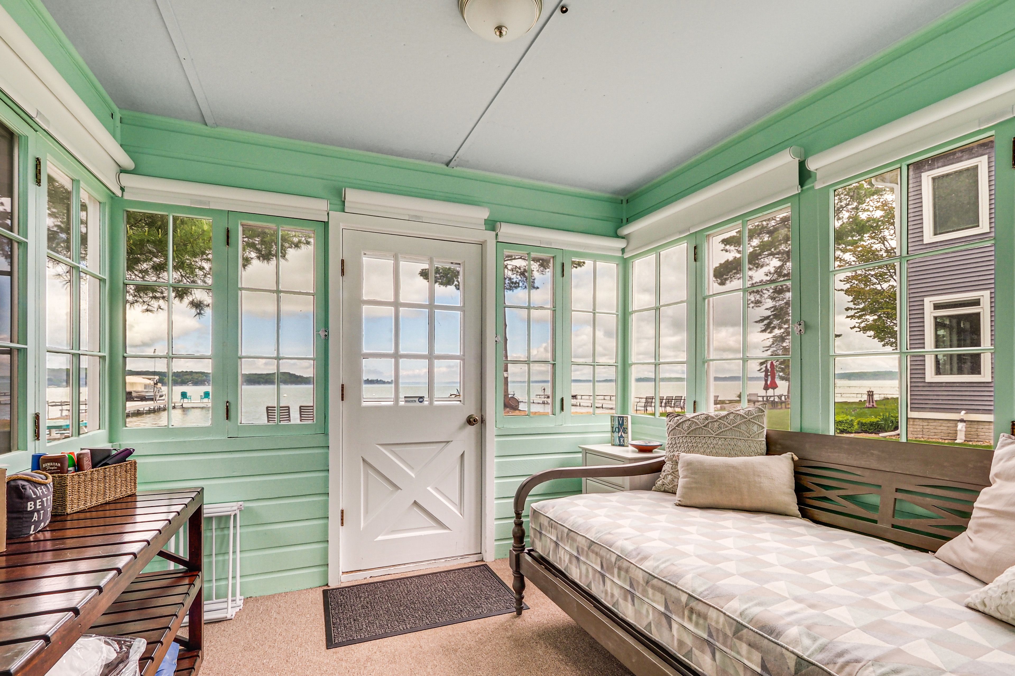 Bedroom 3 (Sunroom) | Twin Daybed