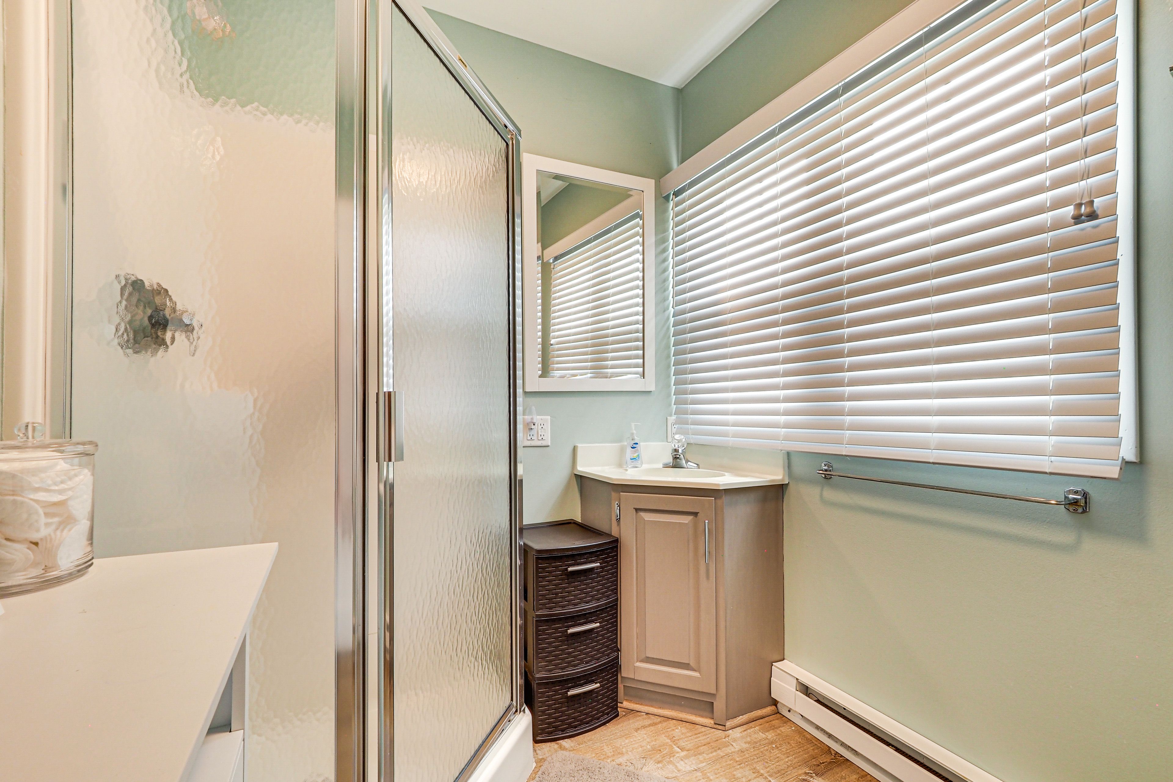 Full Bathroom (Guest House, Only Available May 1st-Oct 31st)