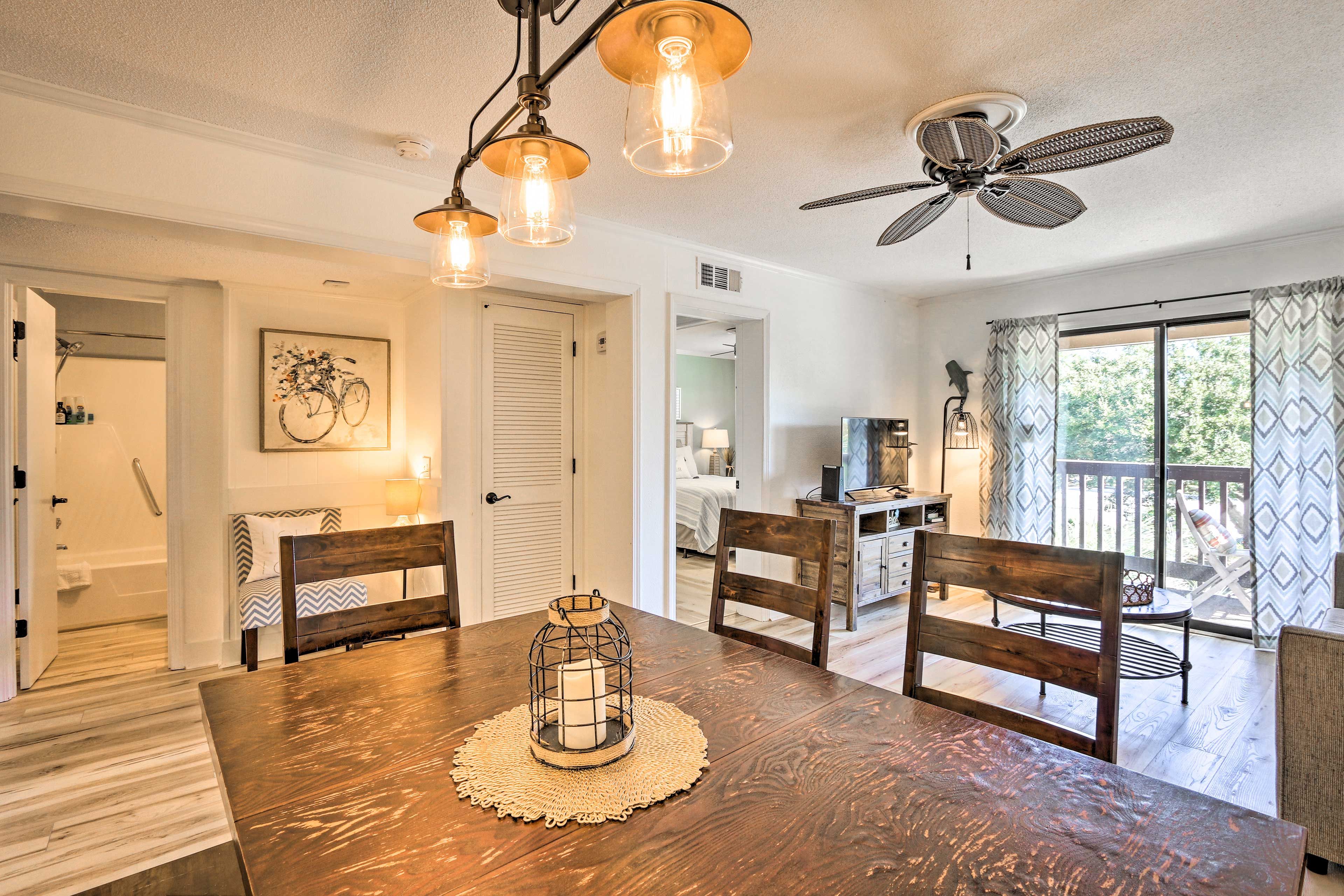Living Area | Flat-Screen TV | Central A/C & Heat