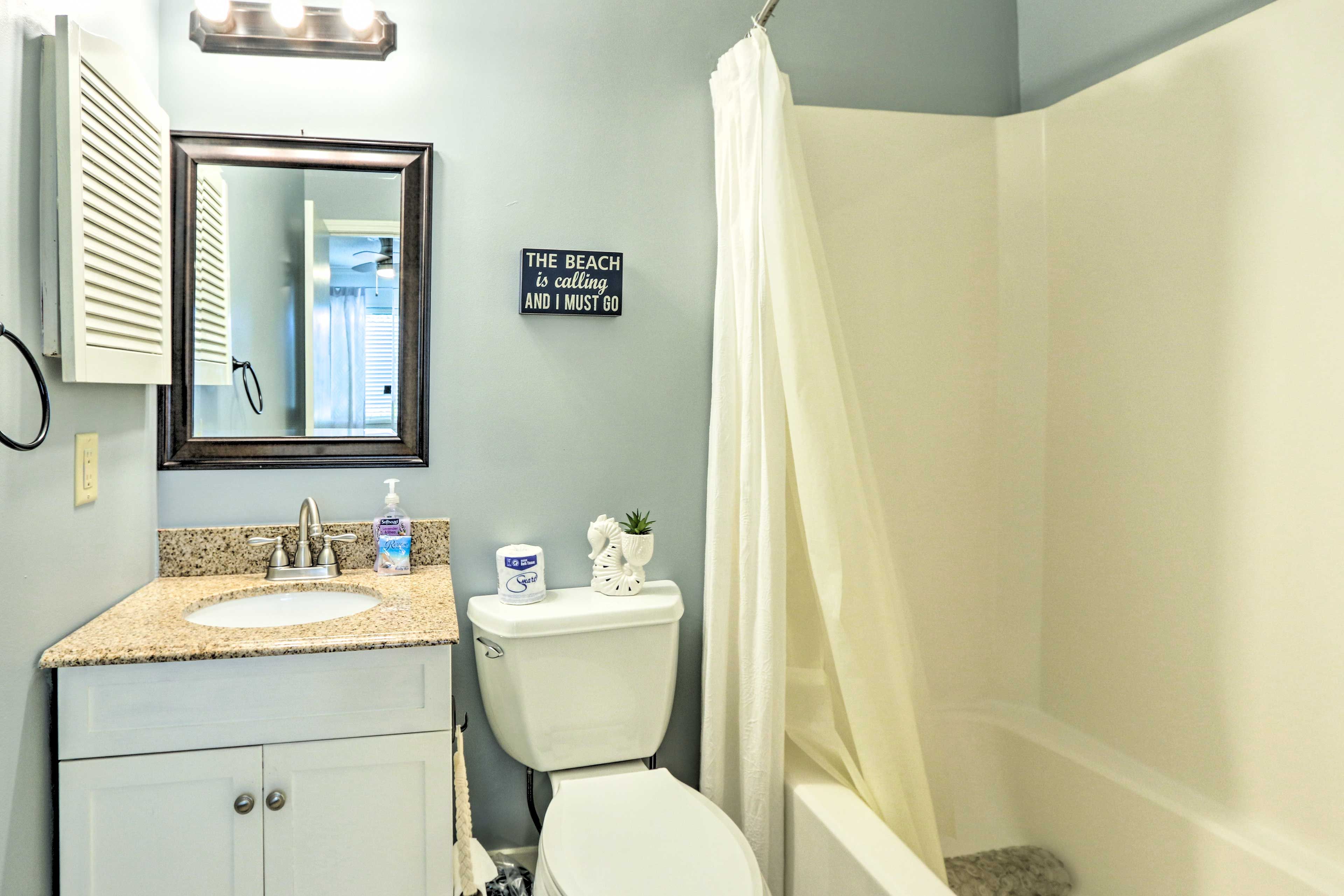 Full Bathroom | Towels Available
