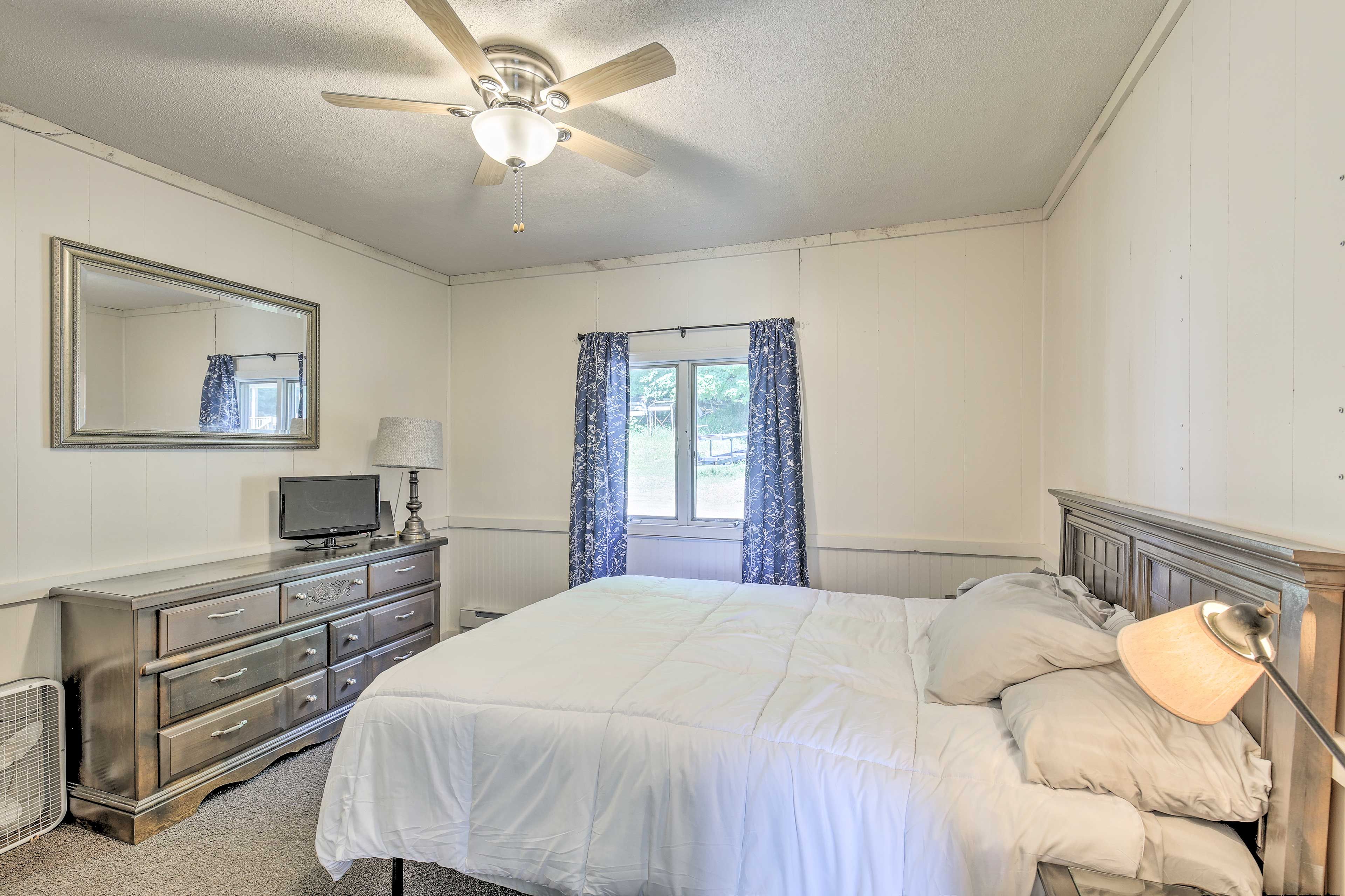 Bedroom 2 | Queen Bed