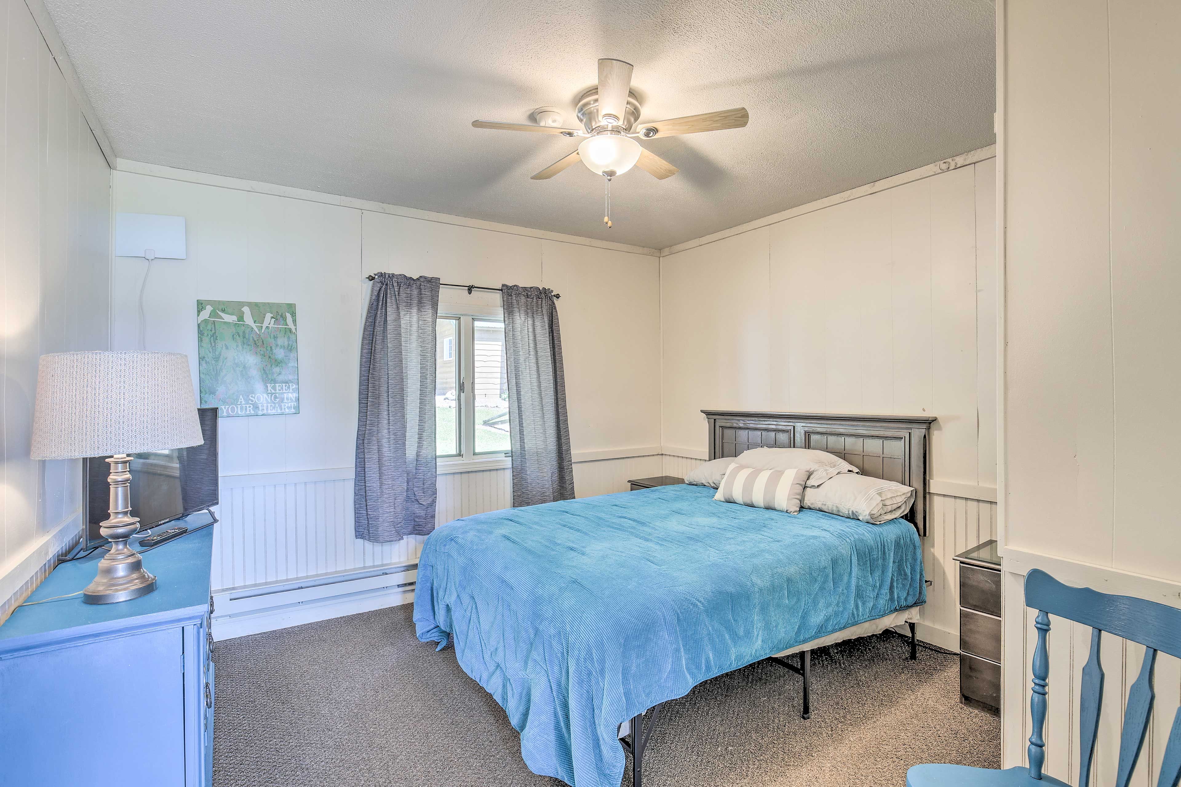 Bedroom 1 | Queen Bed