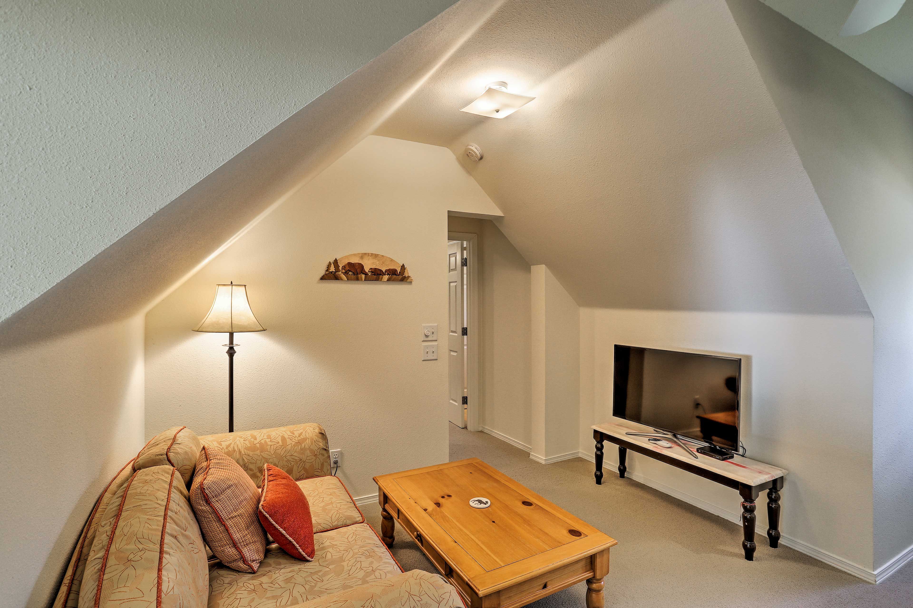 Lounge Area | Smart TV