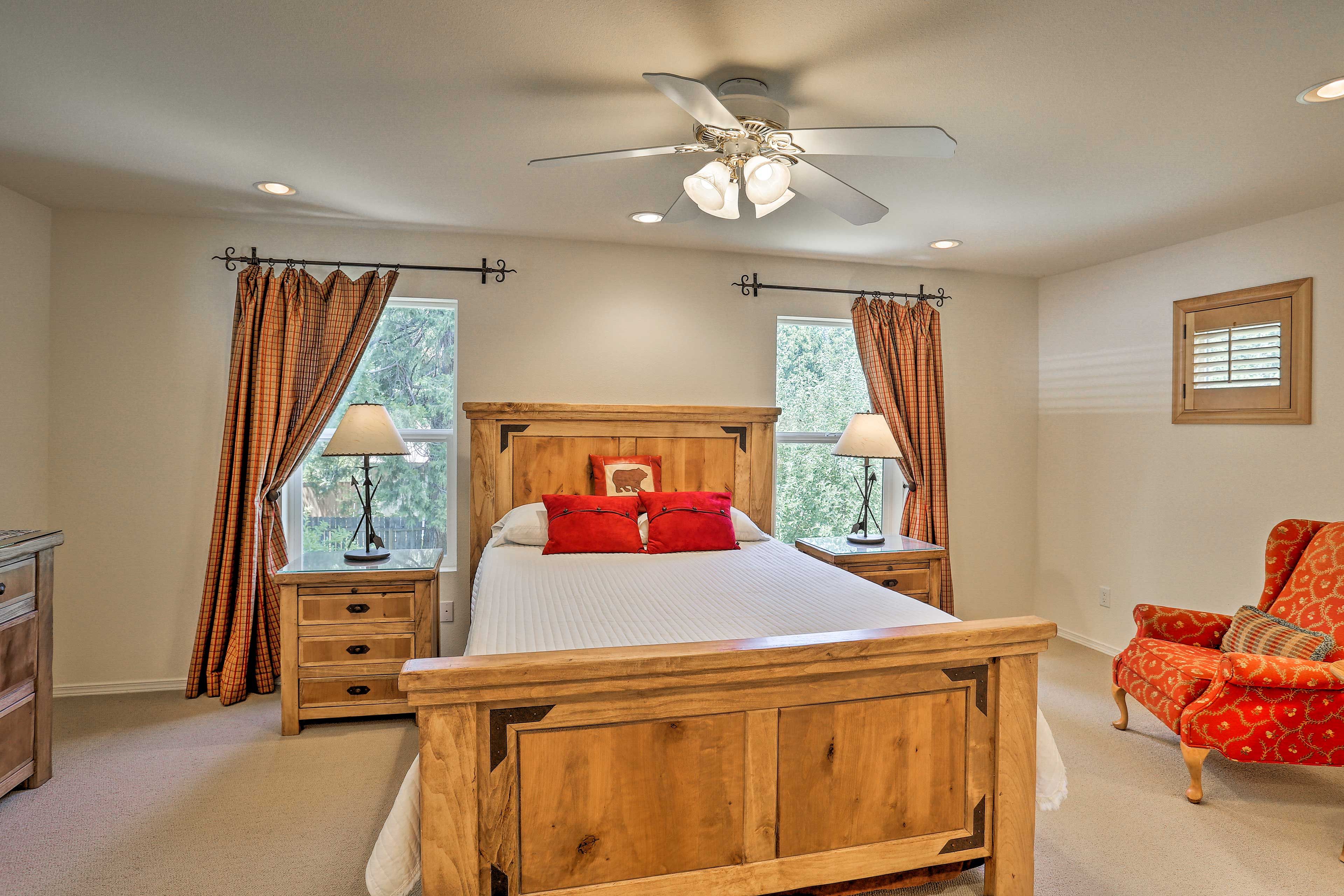 Bedroom 1 | Queen Bed