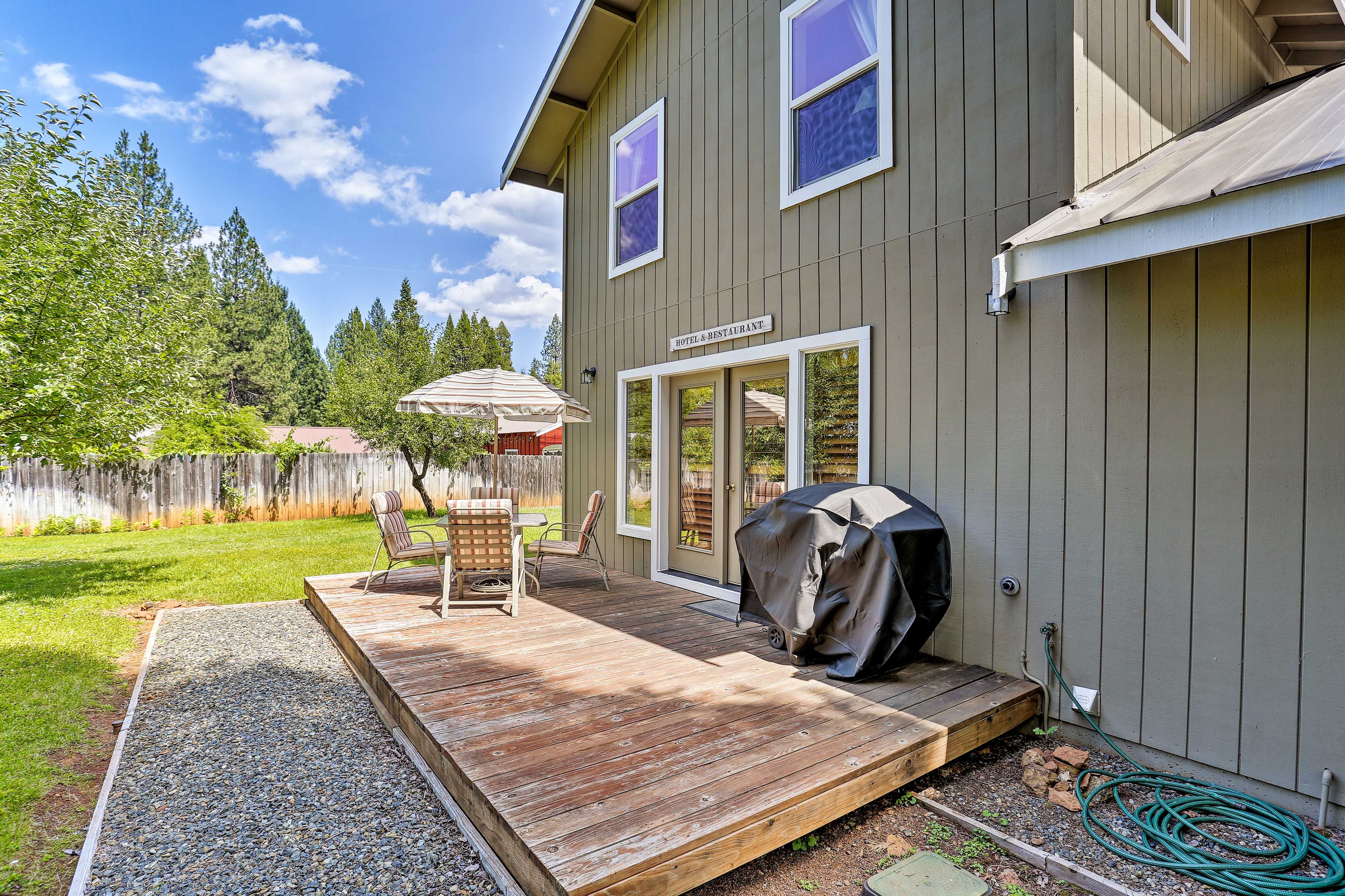 Backyard | Dining Set w/ Gas Grill
