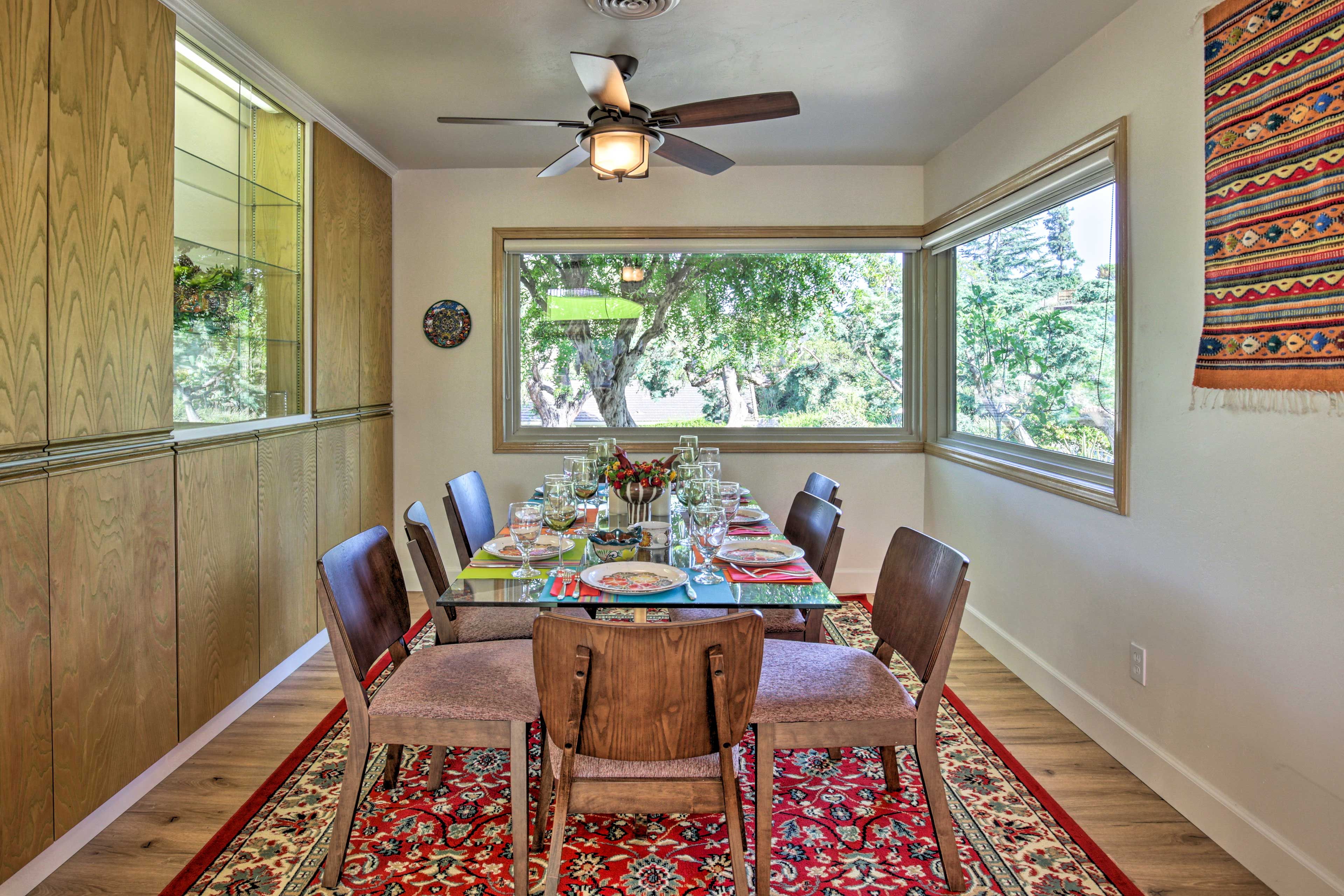 Dining Room | Dishes & Flatware Provided