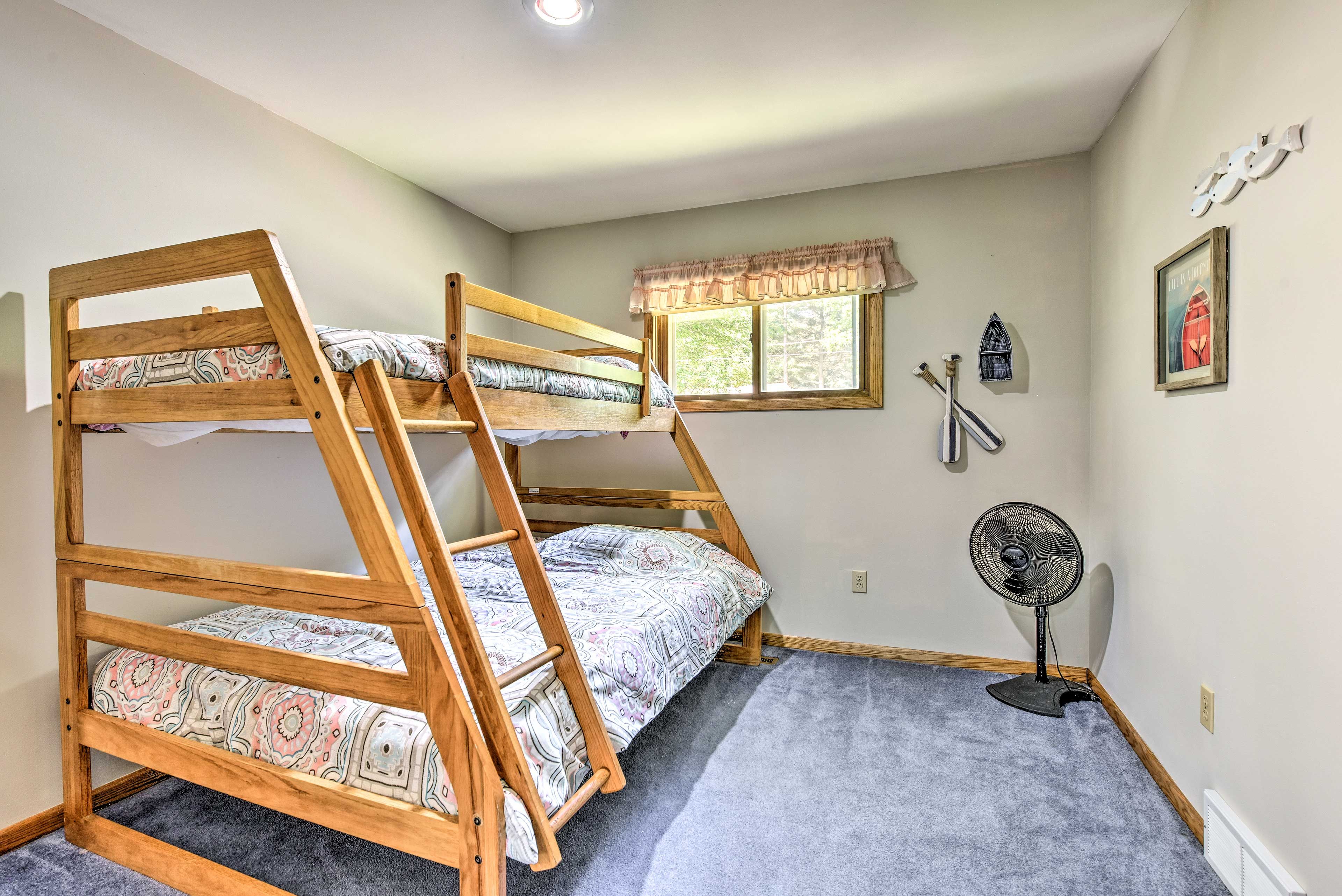 Bedroom 2 | Twin/Full Bunk Bed