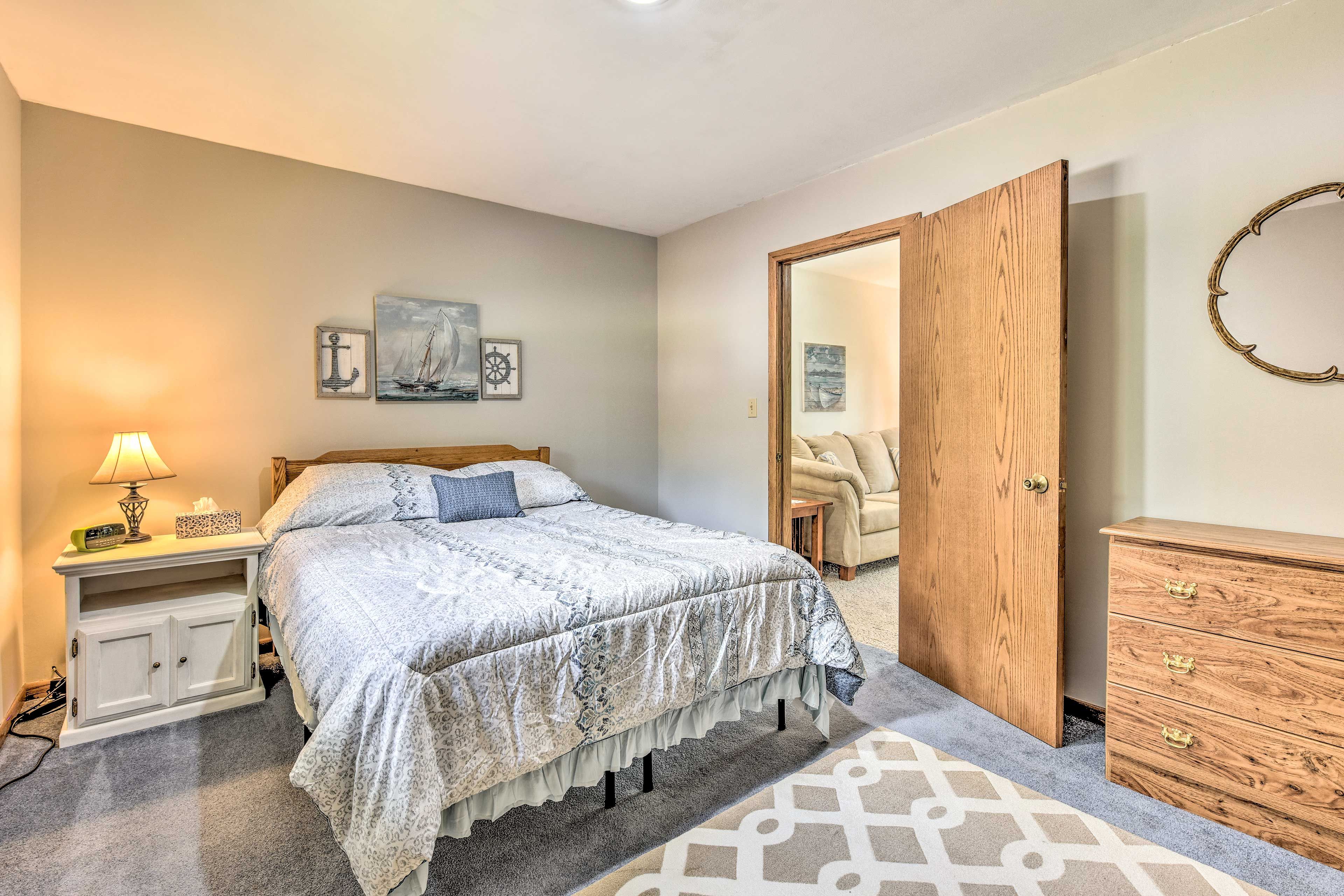 Bedroom 1 | Queen Bed