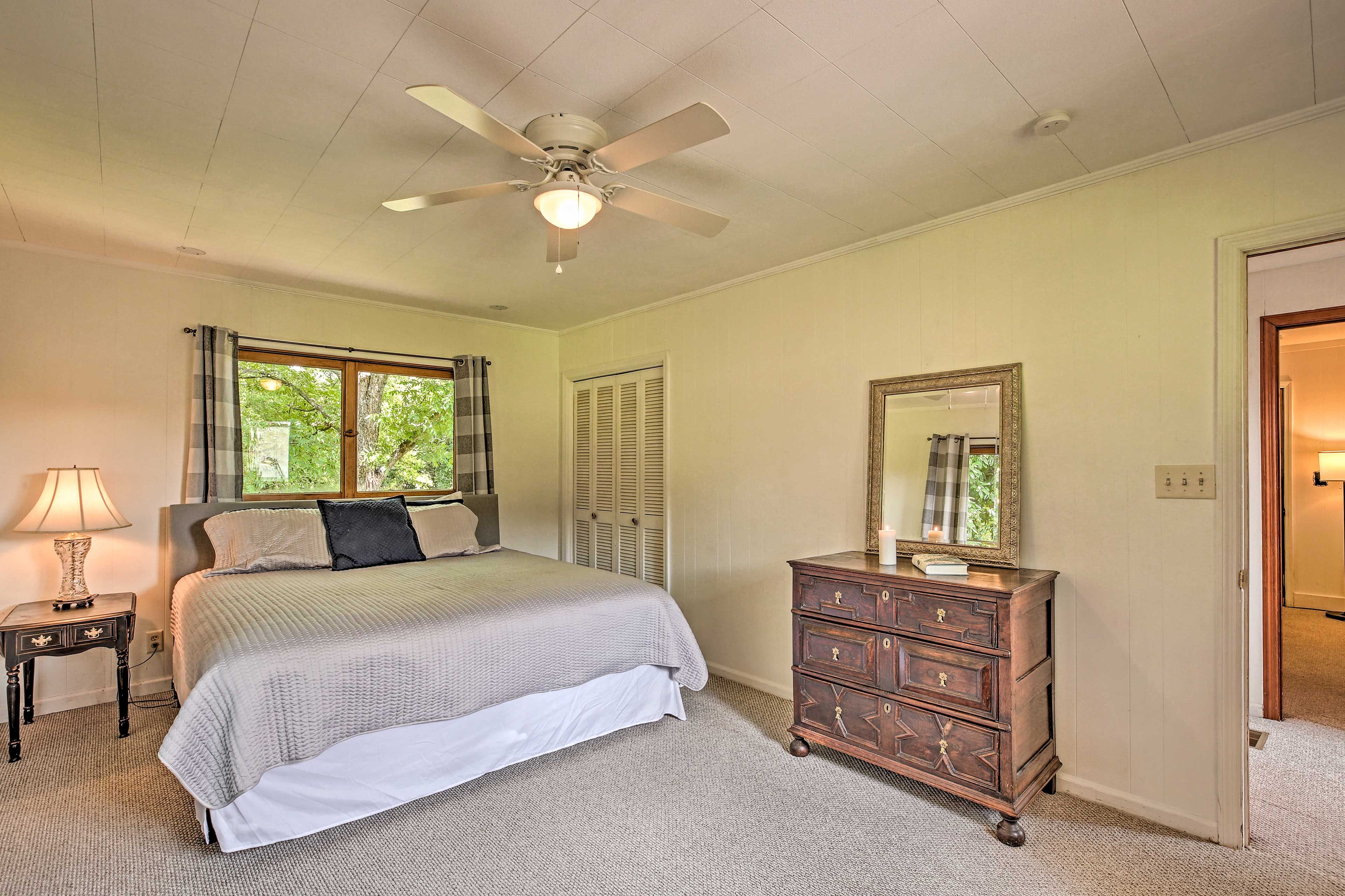 Bedroom 1 | King Bed