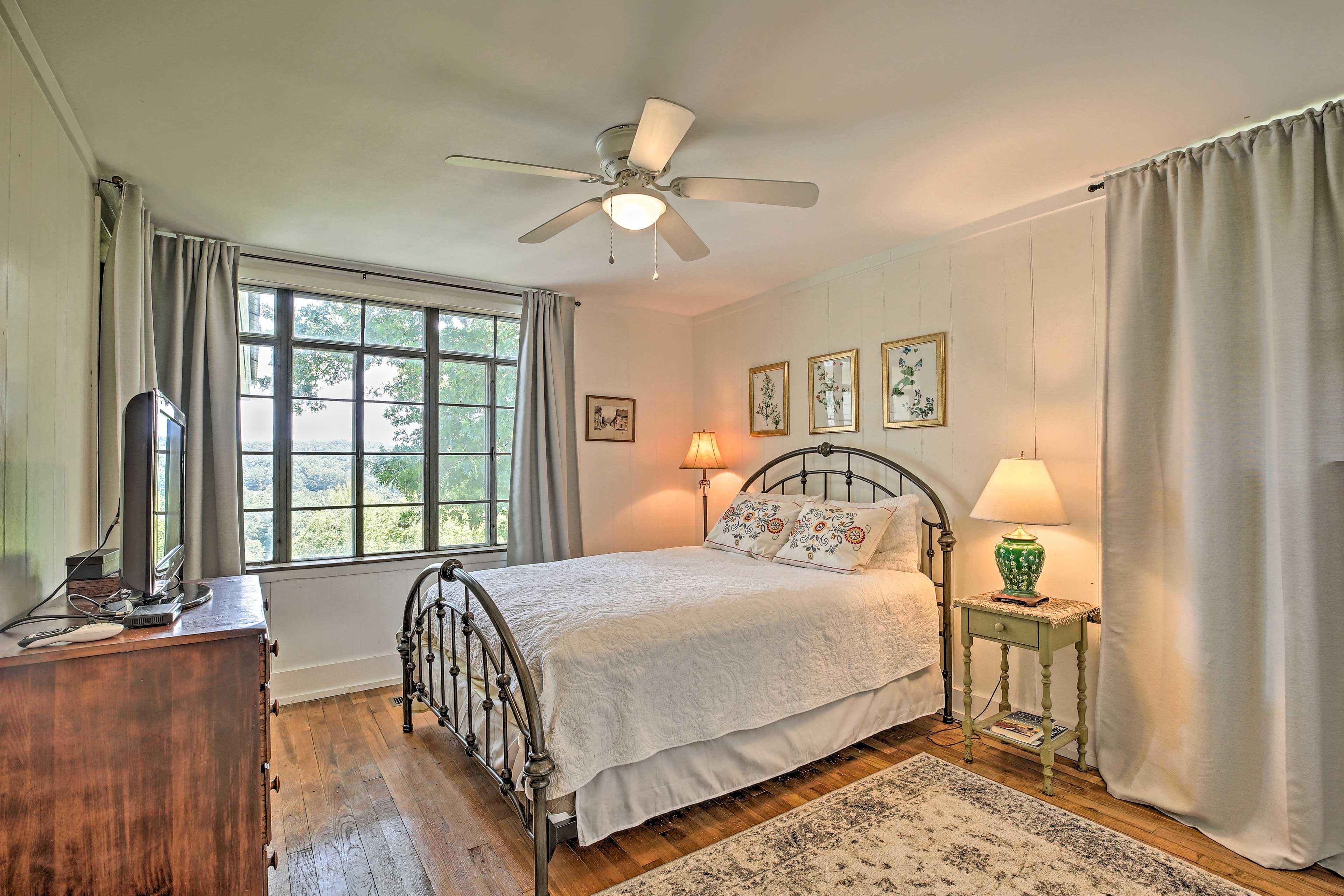 Bedroom 3 | Queen Bed