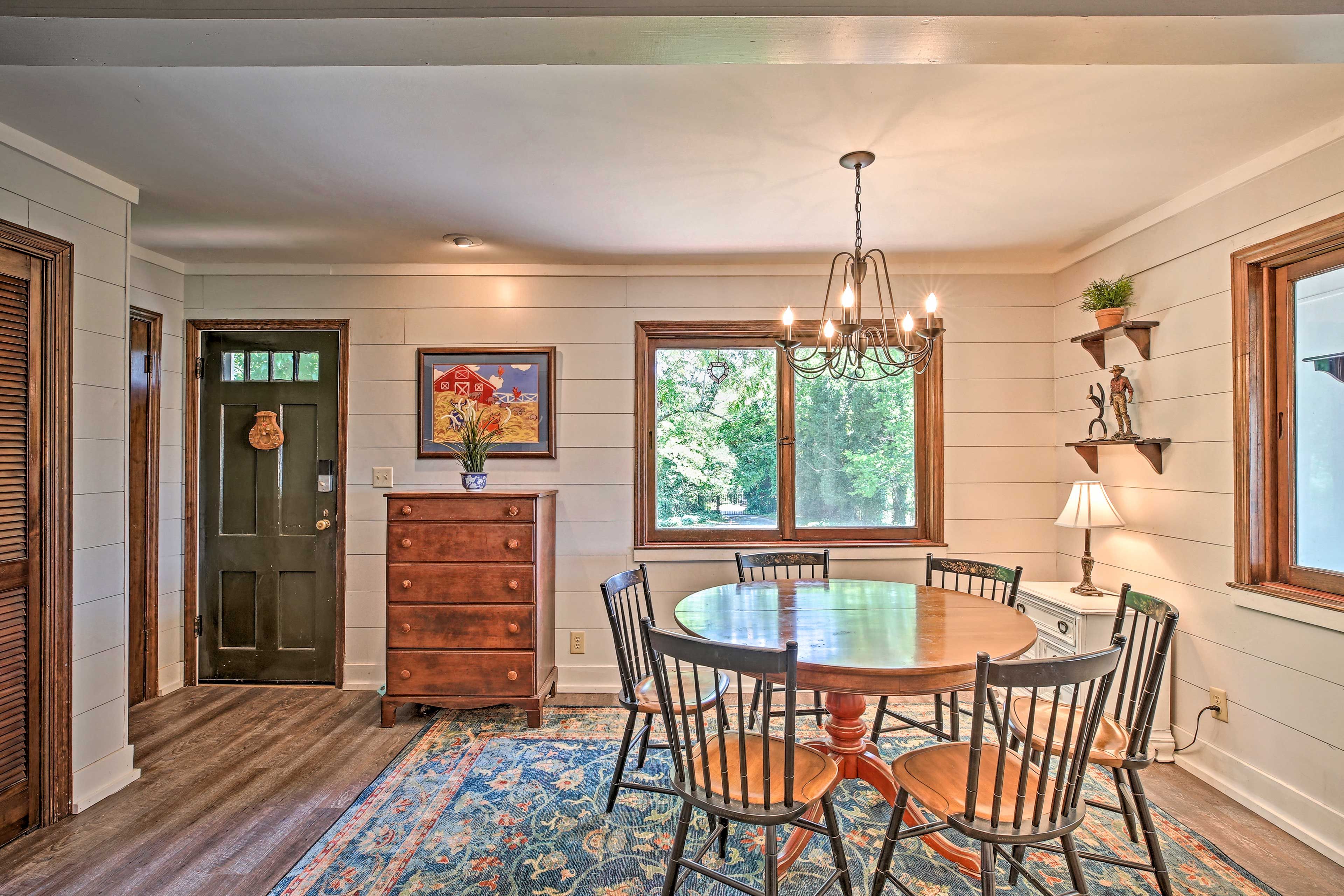 Dining Area | Dishes & Flatware Provided