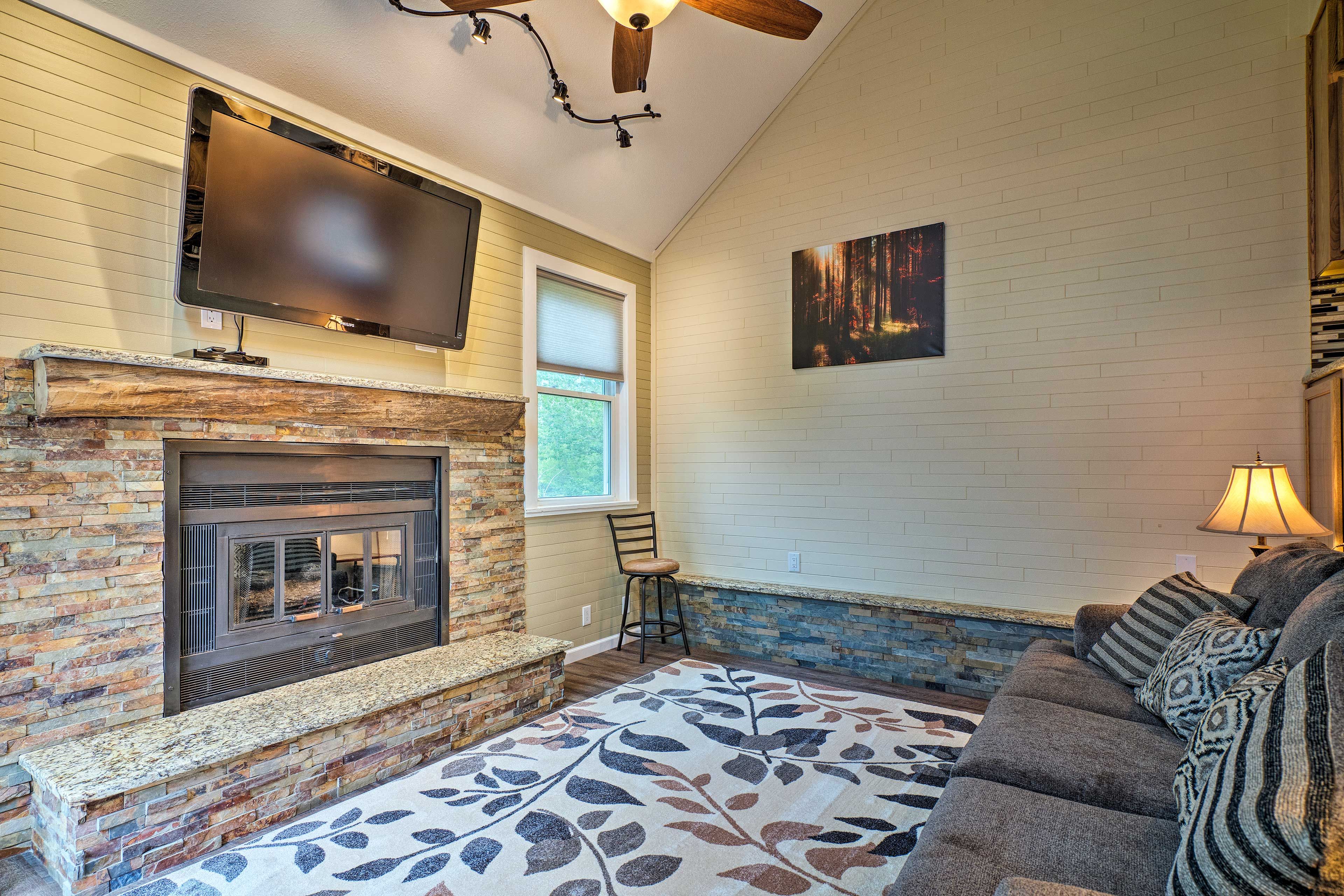 Living Room | Sleeper Sofa | Fireplace | Free WiFi