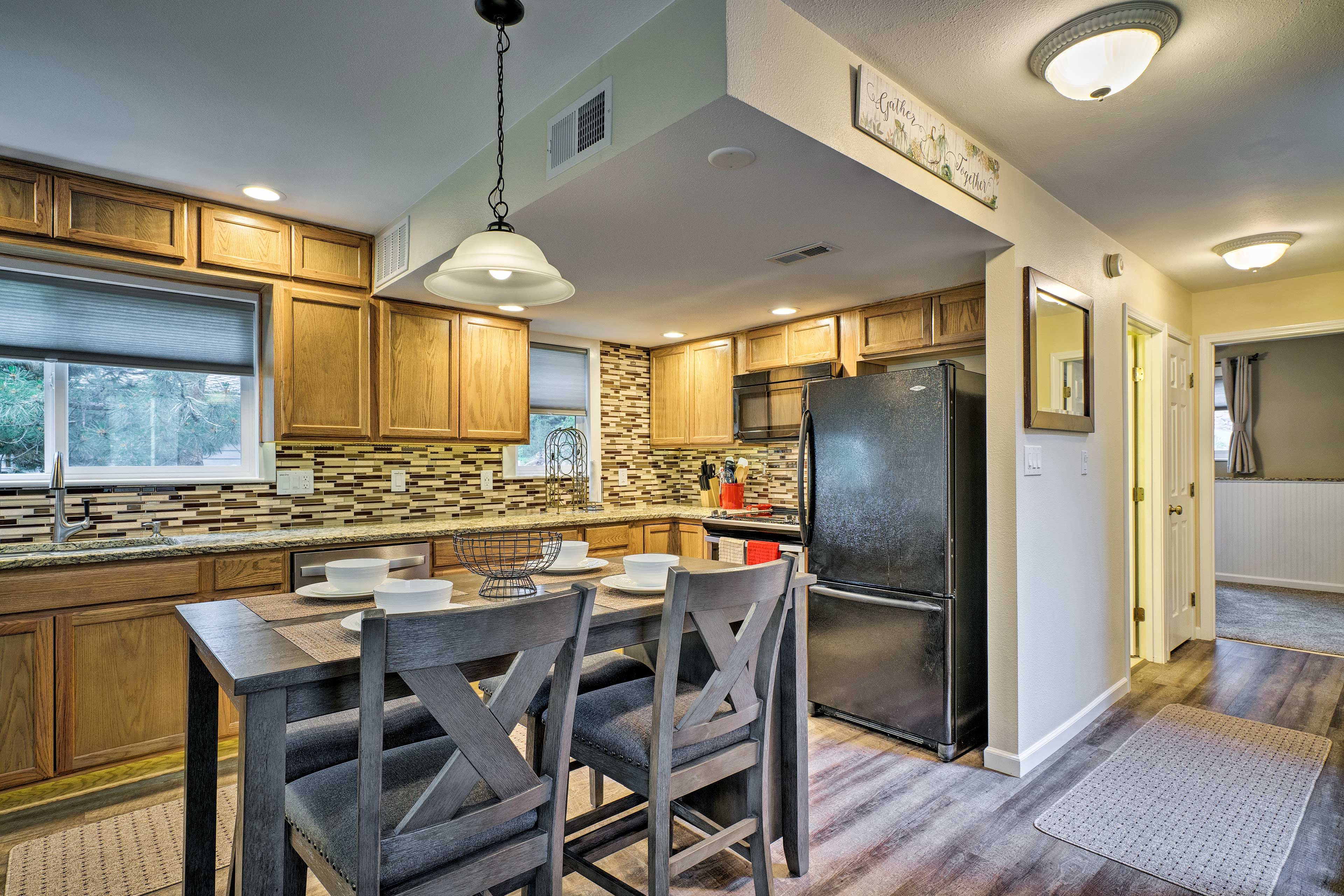Dining Area | Dishes & Flatware Provided