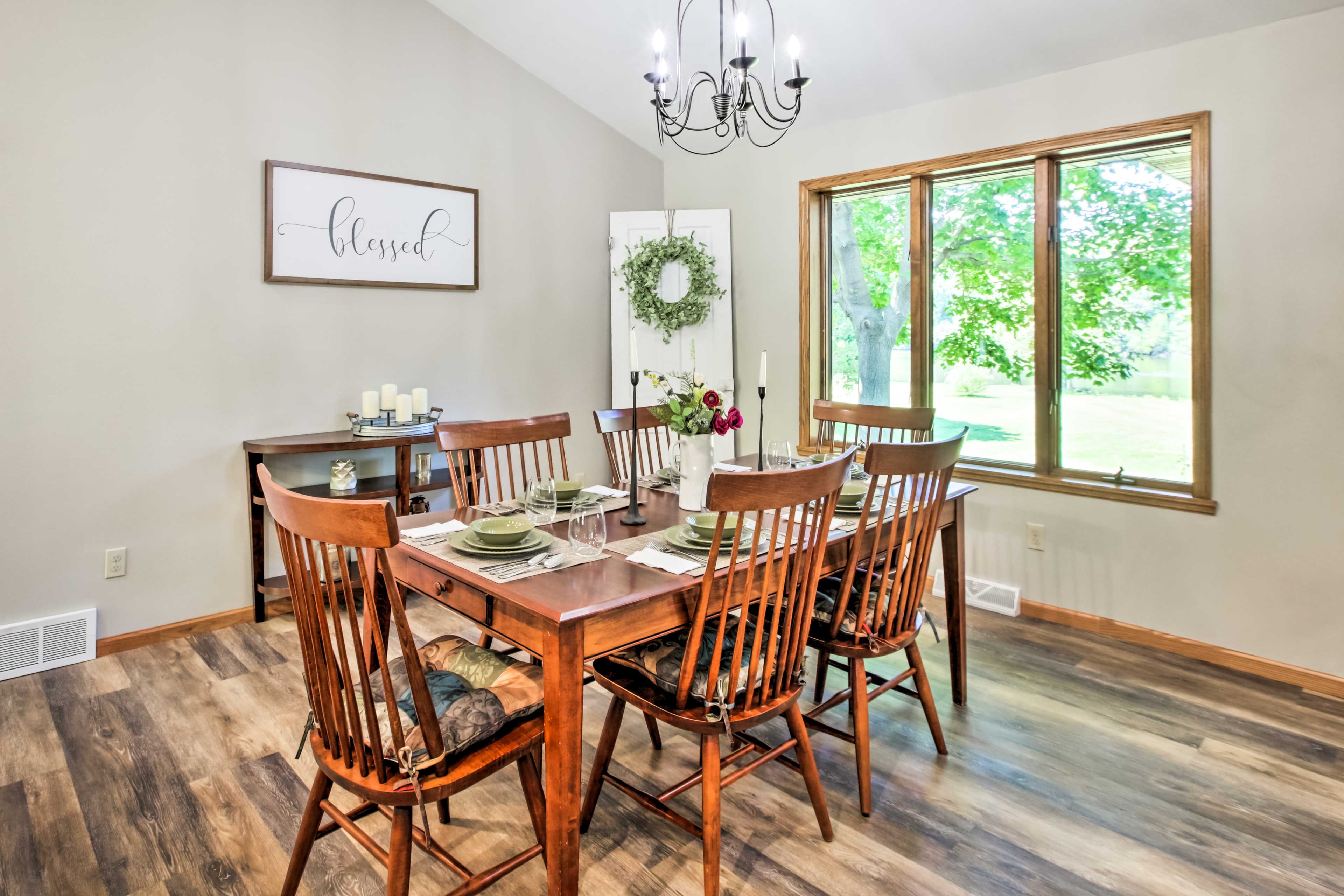 Dining Area | Dishes & Flatware Provided