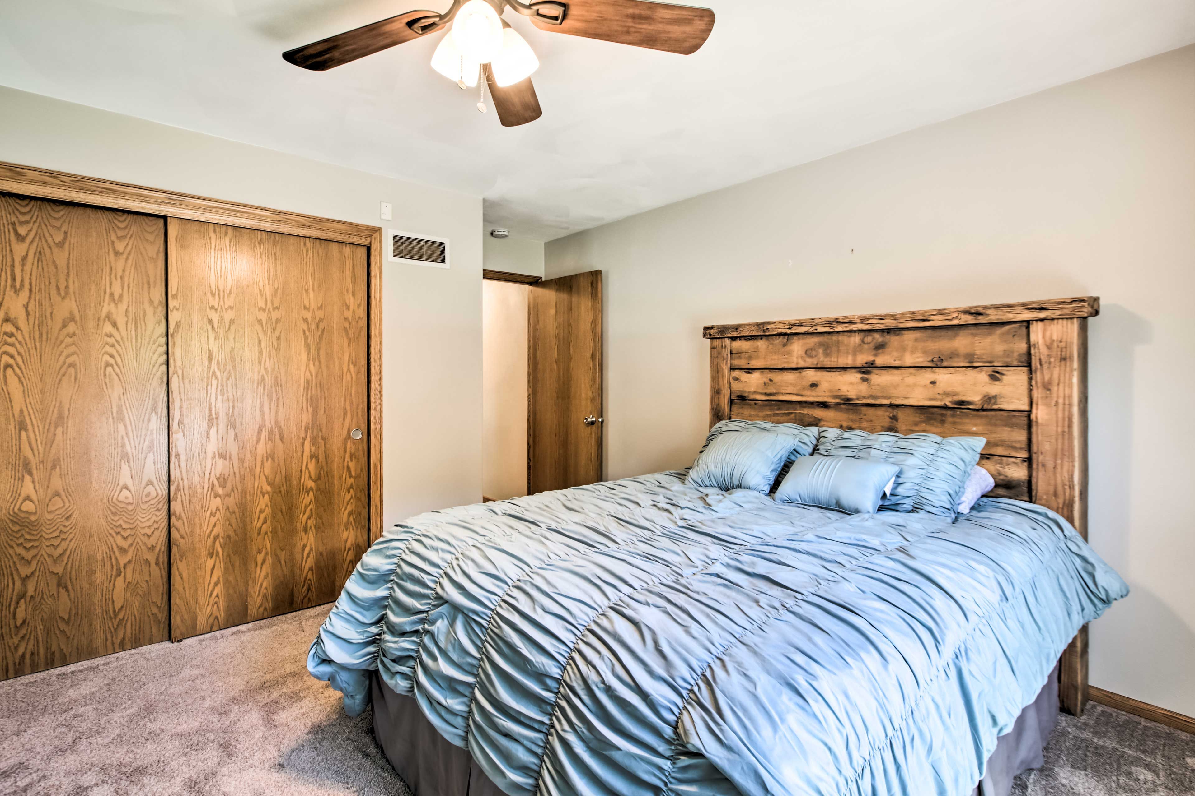 Bedroom 2 | Queen Bed | Desk