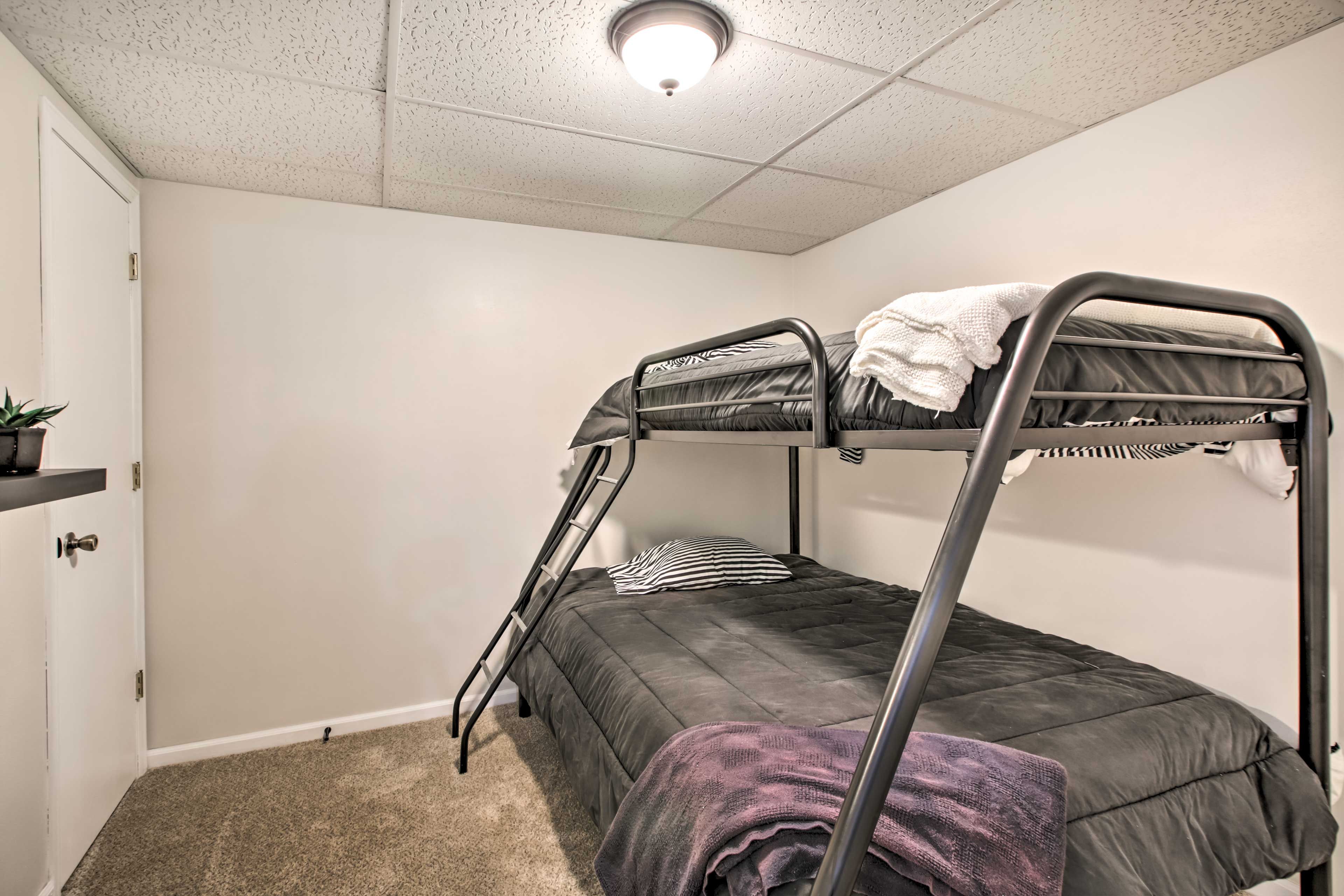 Bedroom 5 | Twin/Full Bunk Bed