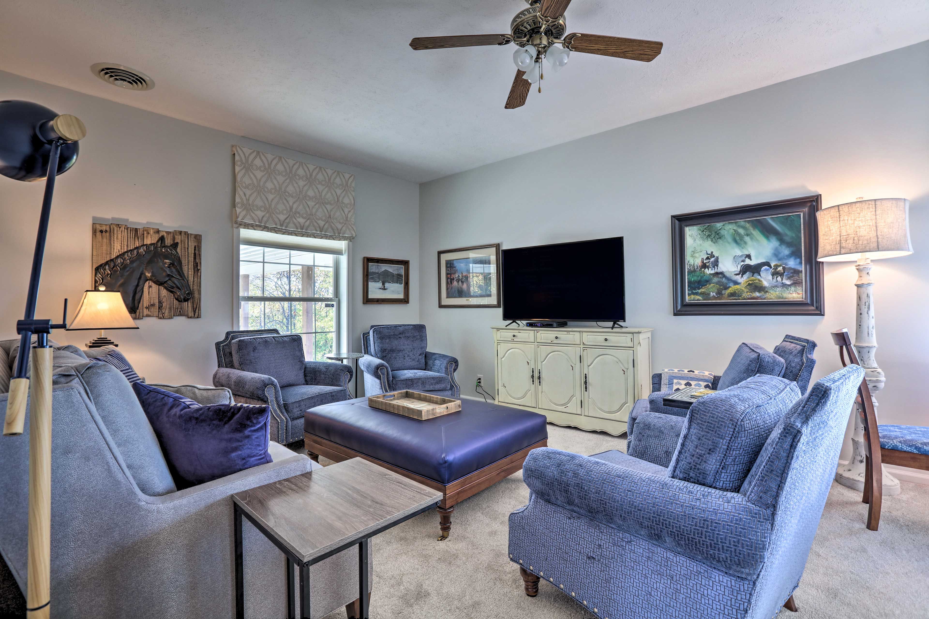 Living Room | Free WiFi | Smart TV | A/C