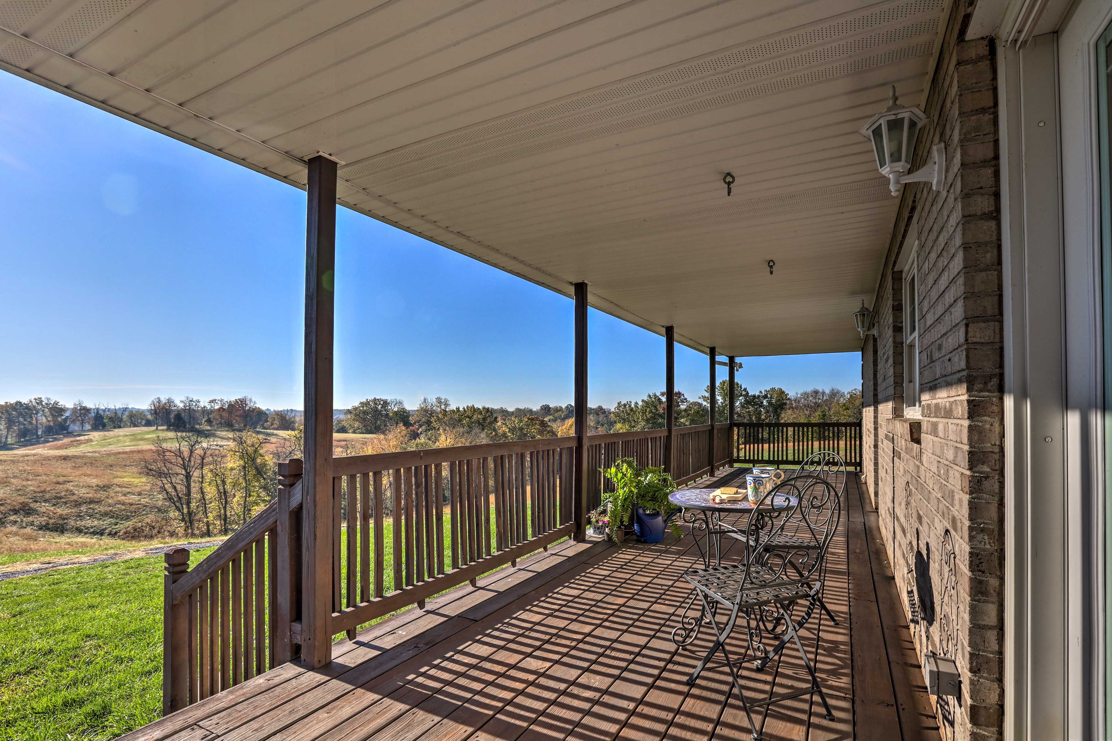 Lawrenceburg Vacation Rental | 5BR | 4BA | 3,500 Sq Ft | Stairs Required