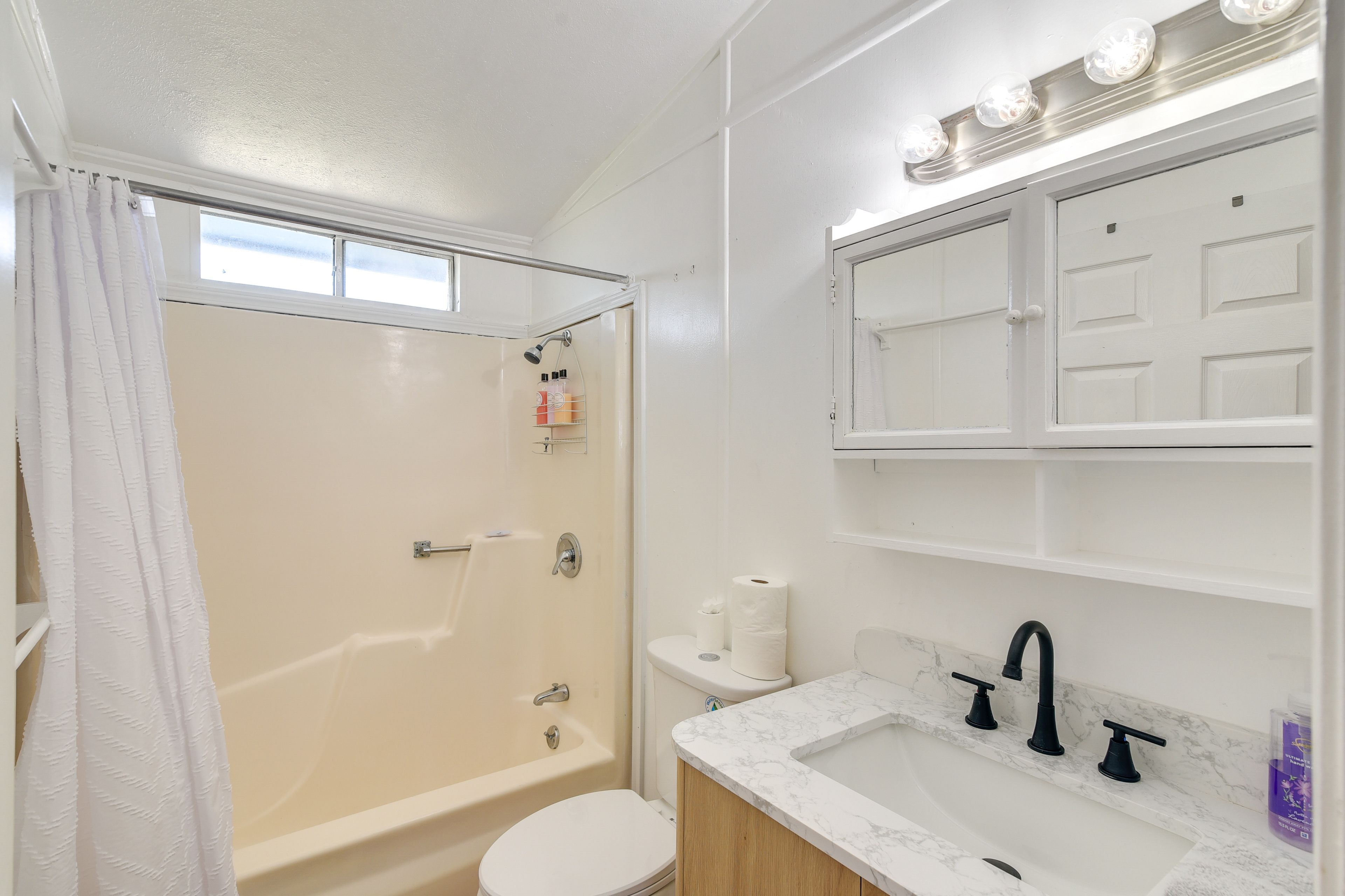 Full Bathroom | Towels Provided