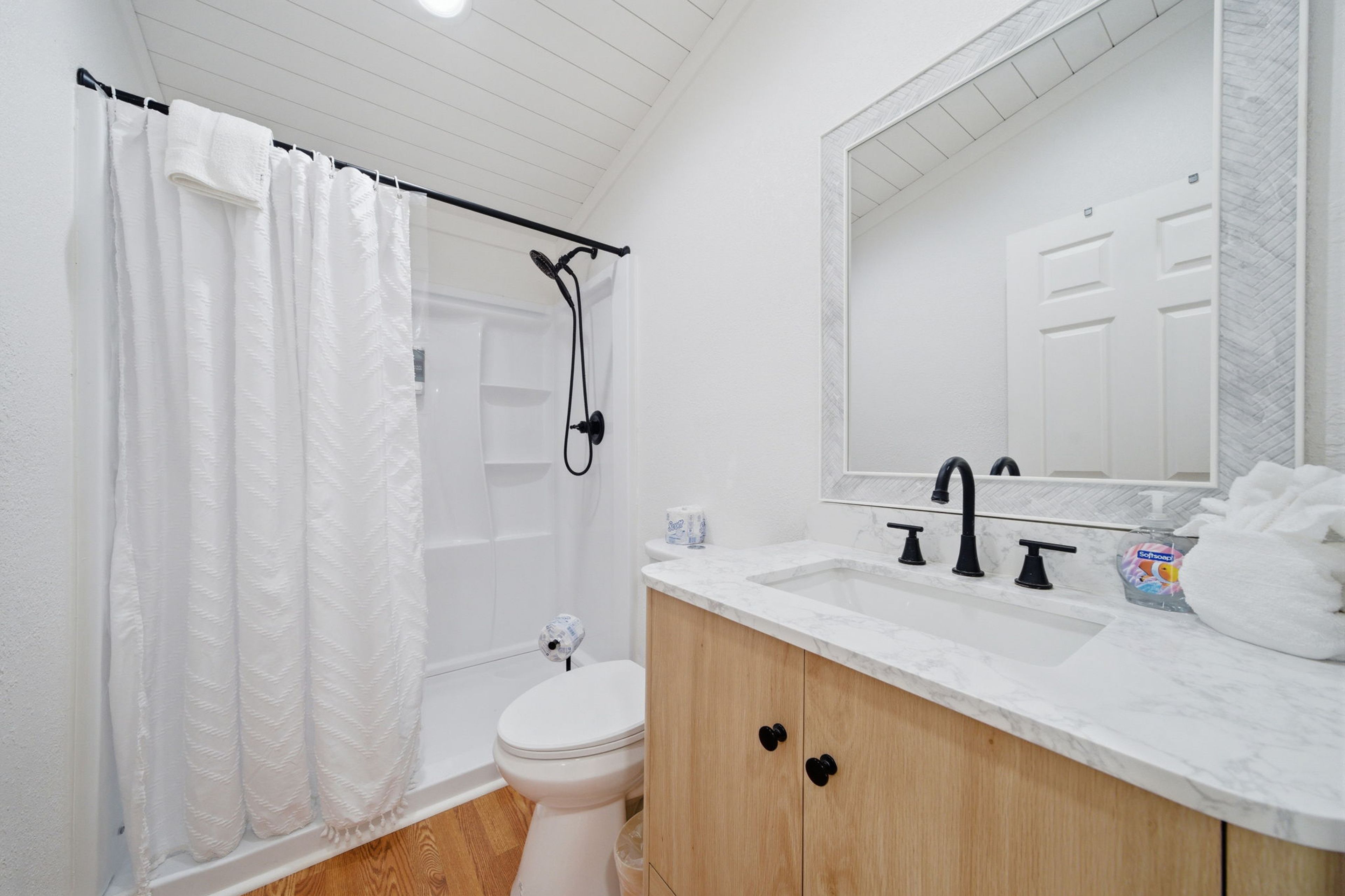 Full Bathroom | Towels Provided