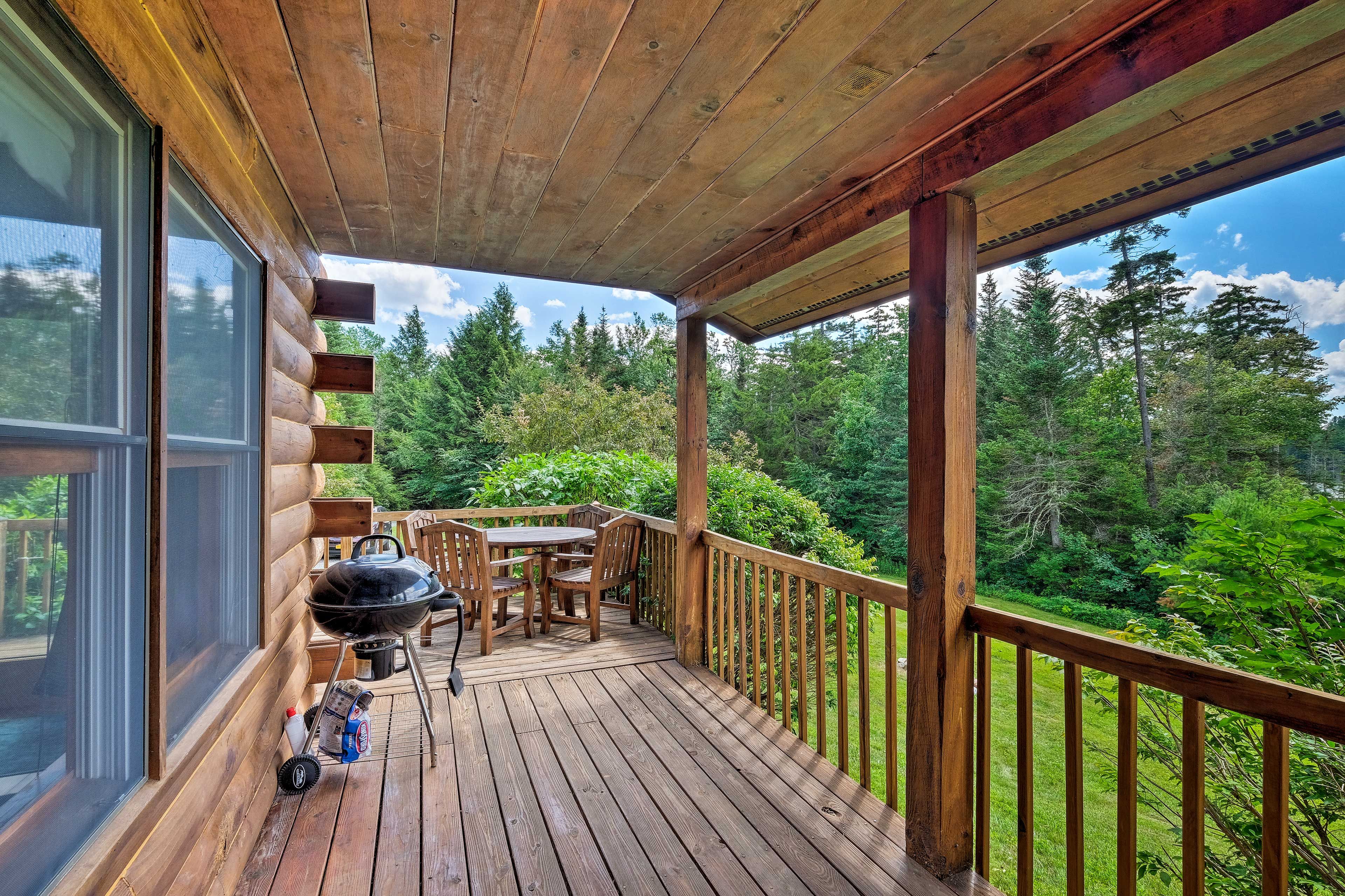 Deck w/ Charcoal Grill