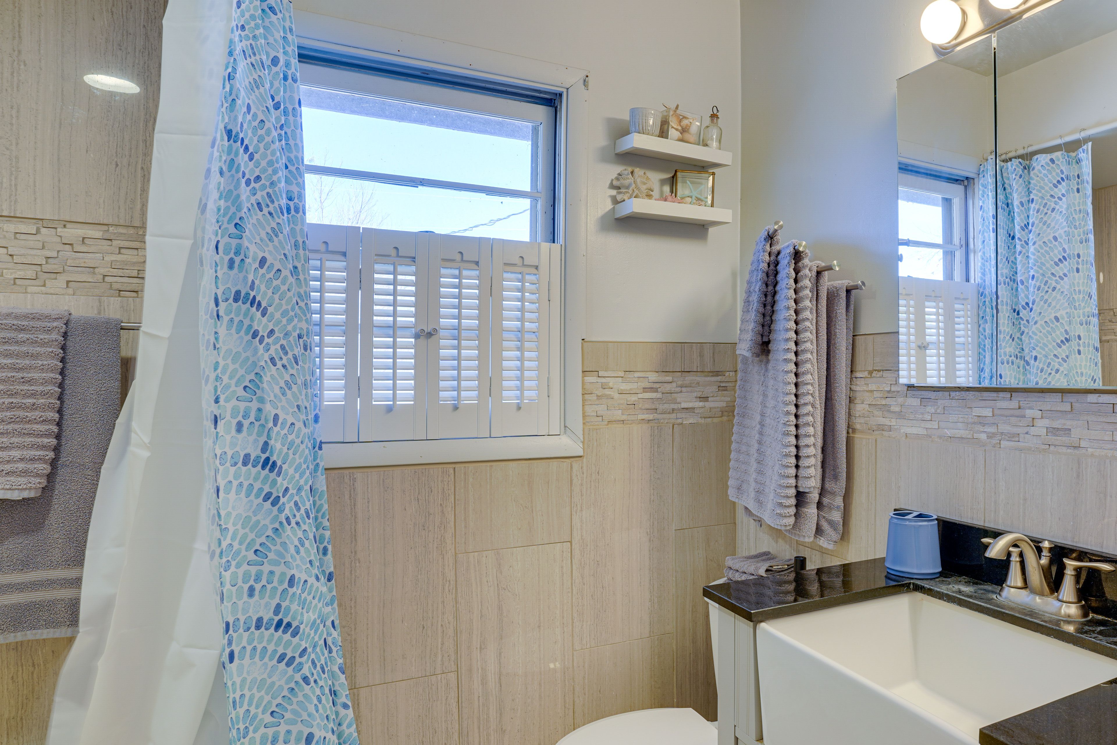 Full Bathroom | Main Level | Towels Provided