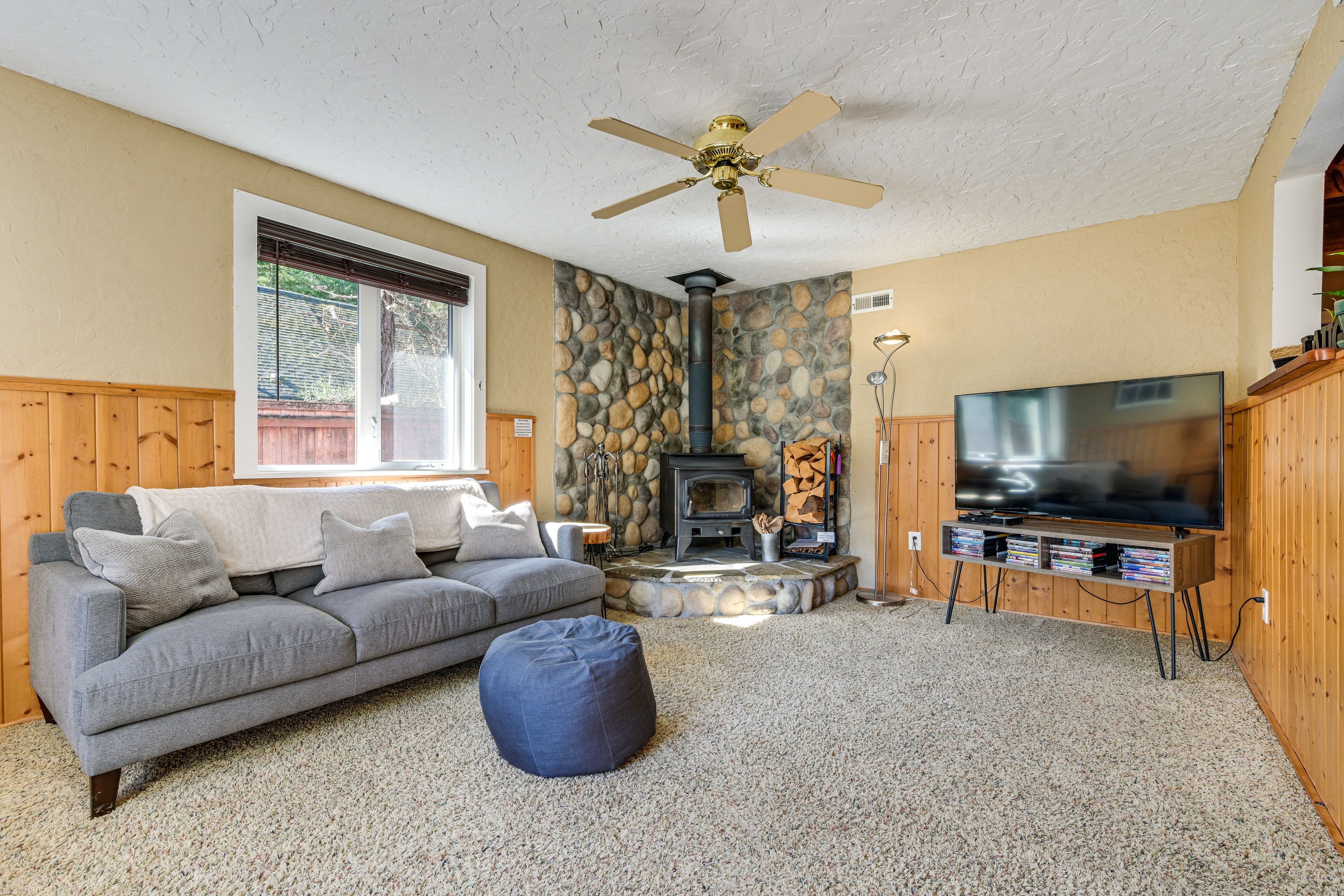 Living Room | Wood-Burning Stove | Free WiFi | Smart TV