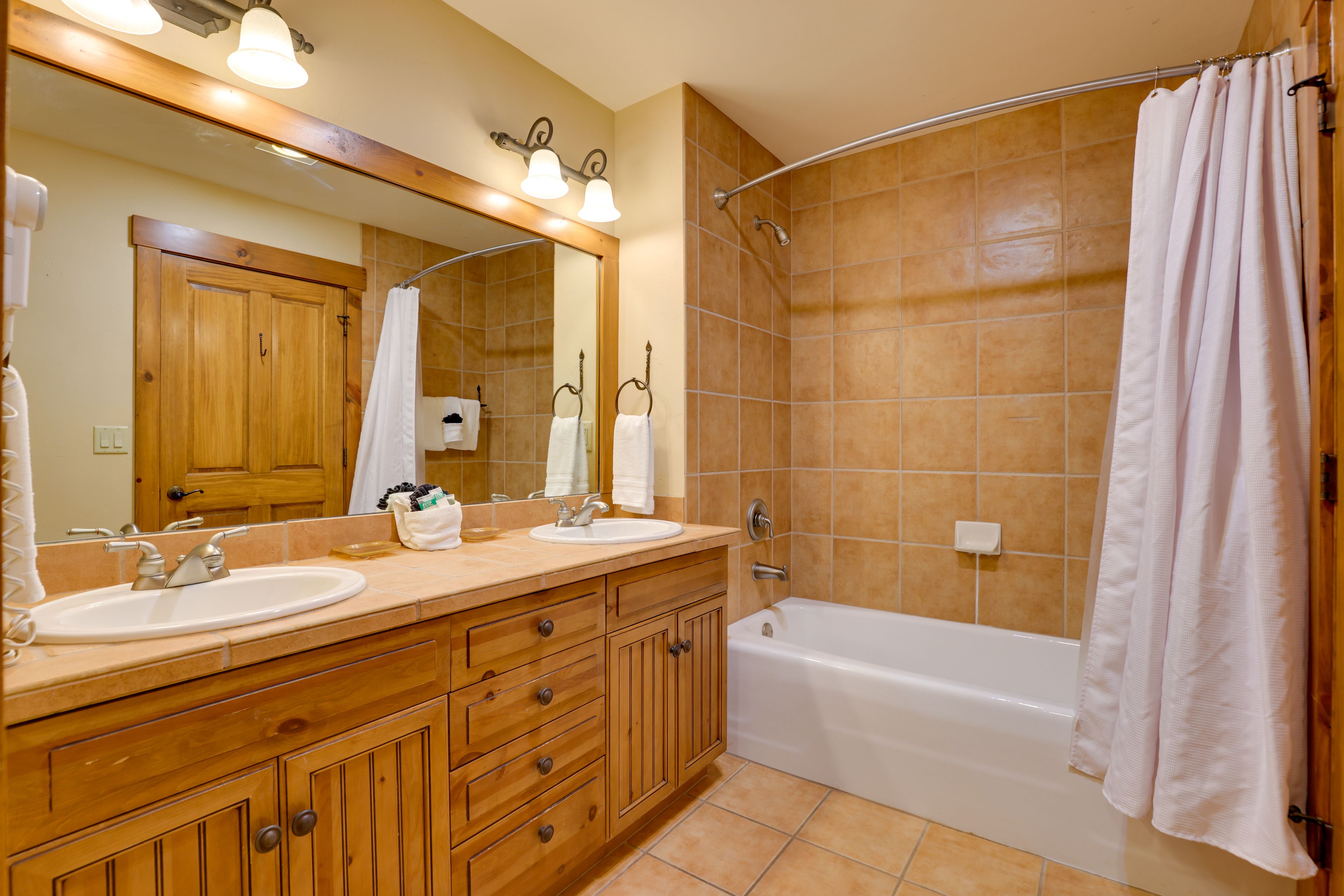 En-Suite Bathroom | Towels & Linens Provided