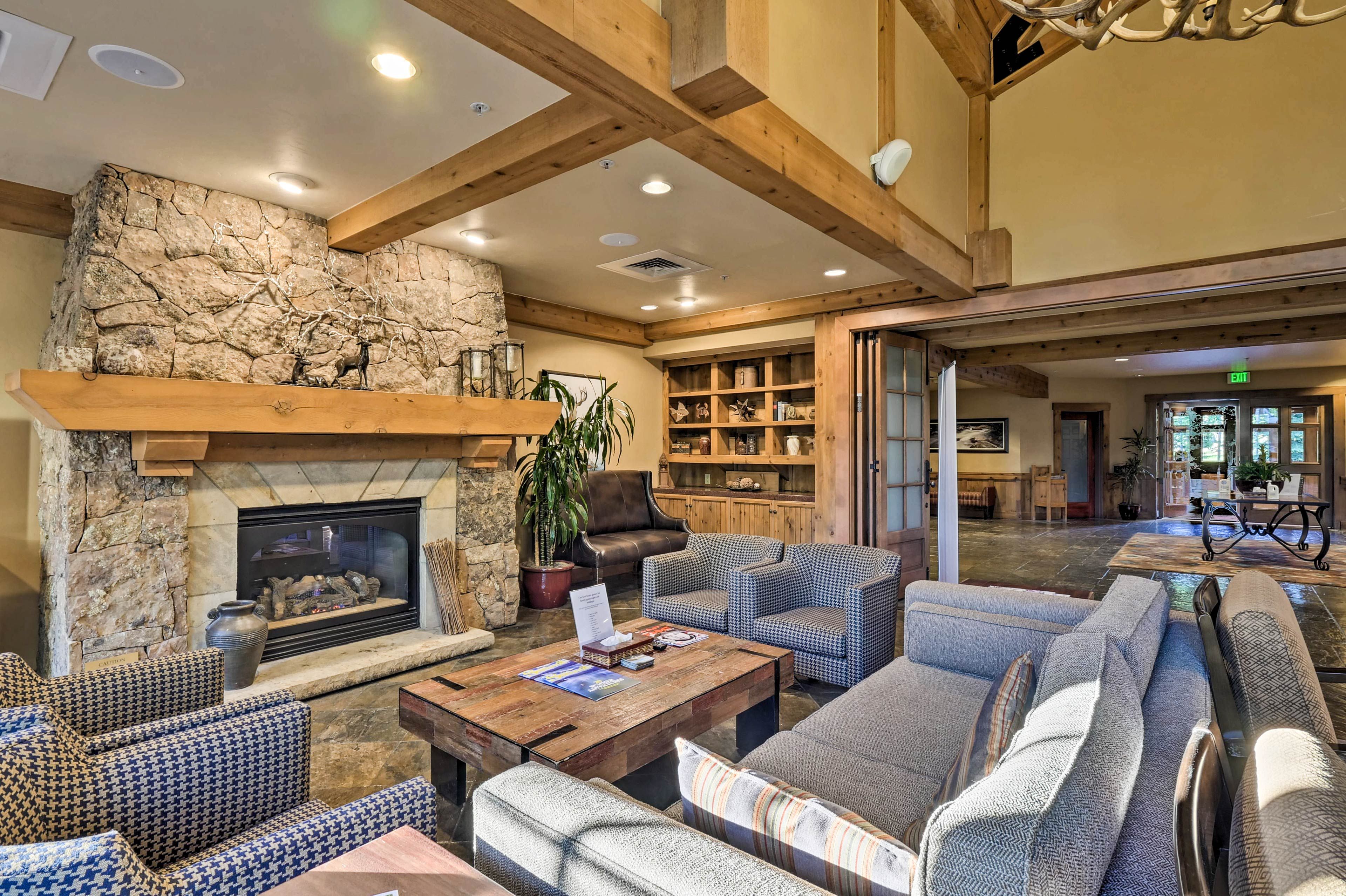 Mountain Thunder Community Amenities | Lobby Lounge