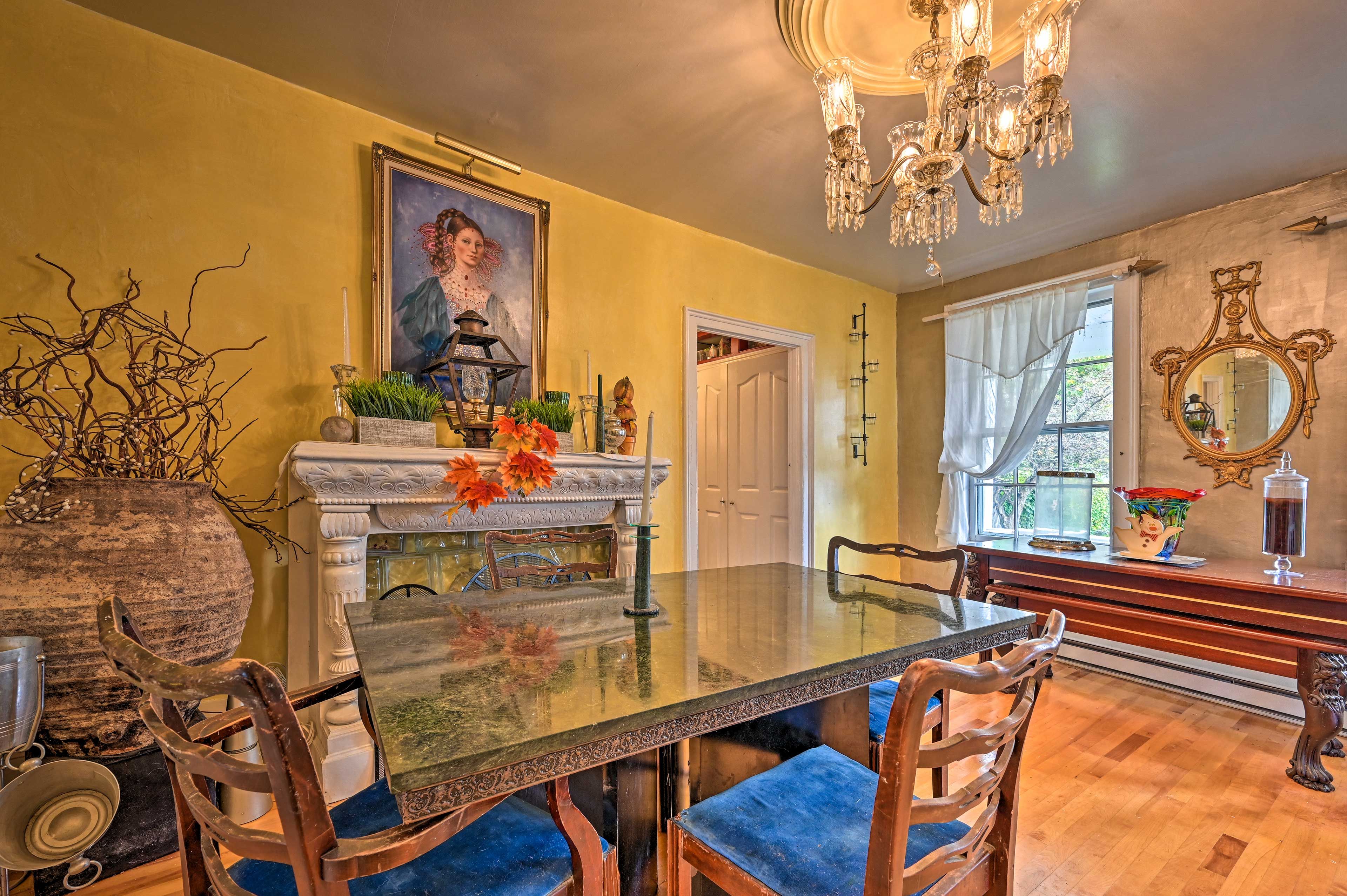 Dining Room | Dishes & Flatware Provided